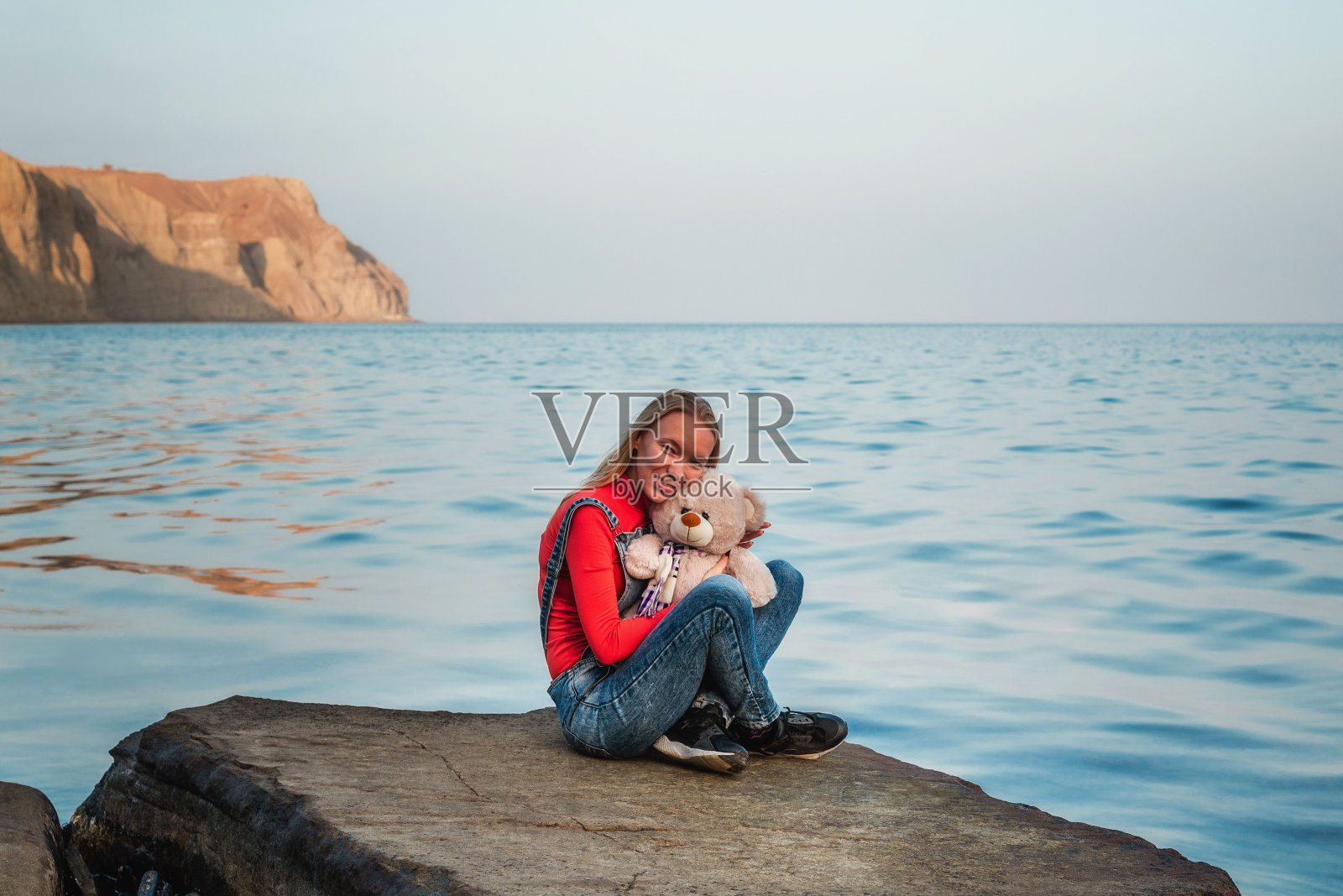 抱着泰迪熊的女孩照片摄影图片