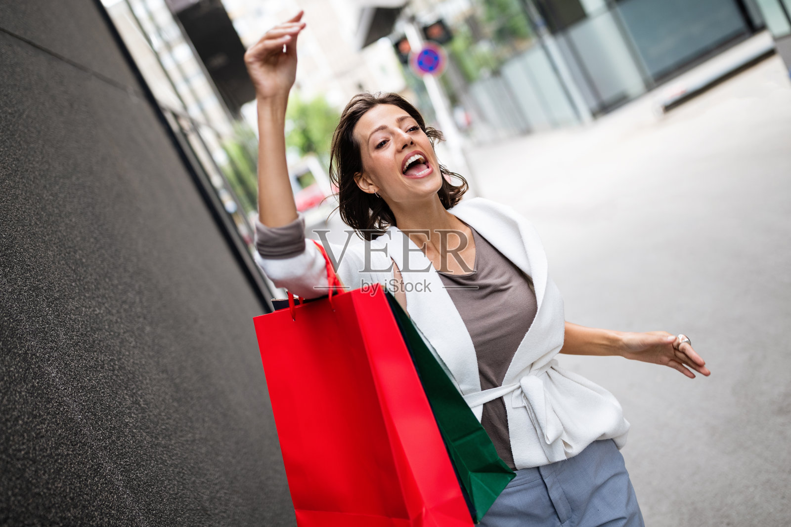 手提购物袋的微笑年轻女子 портрет照片摄影图片