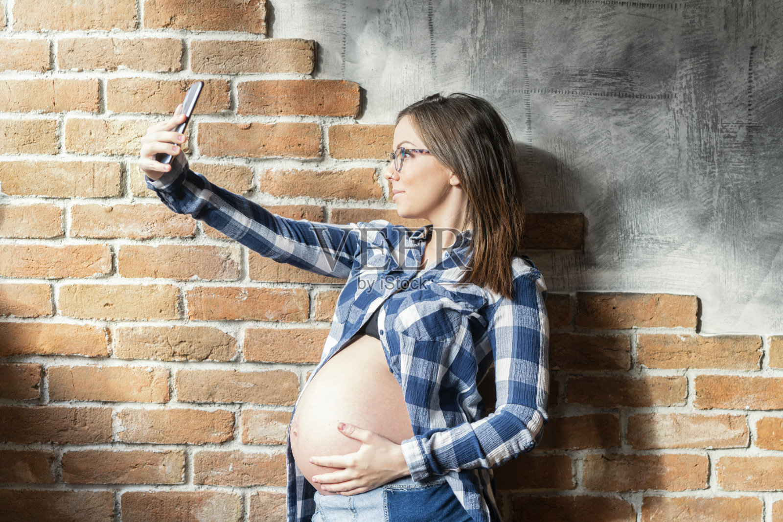 可爱骄傲的孕妇照片摄影图片