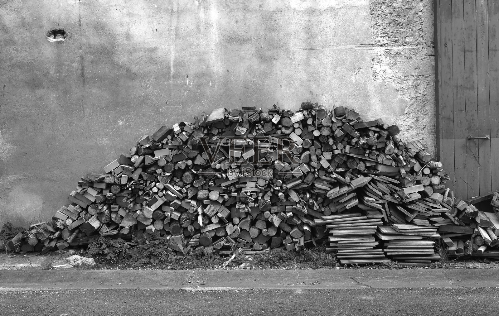一堆原木，黑白相间照片摄影图片