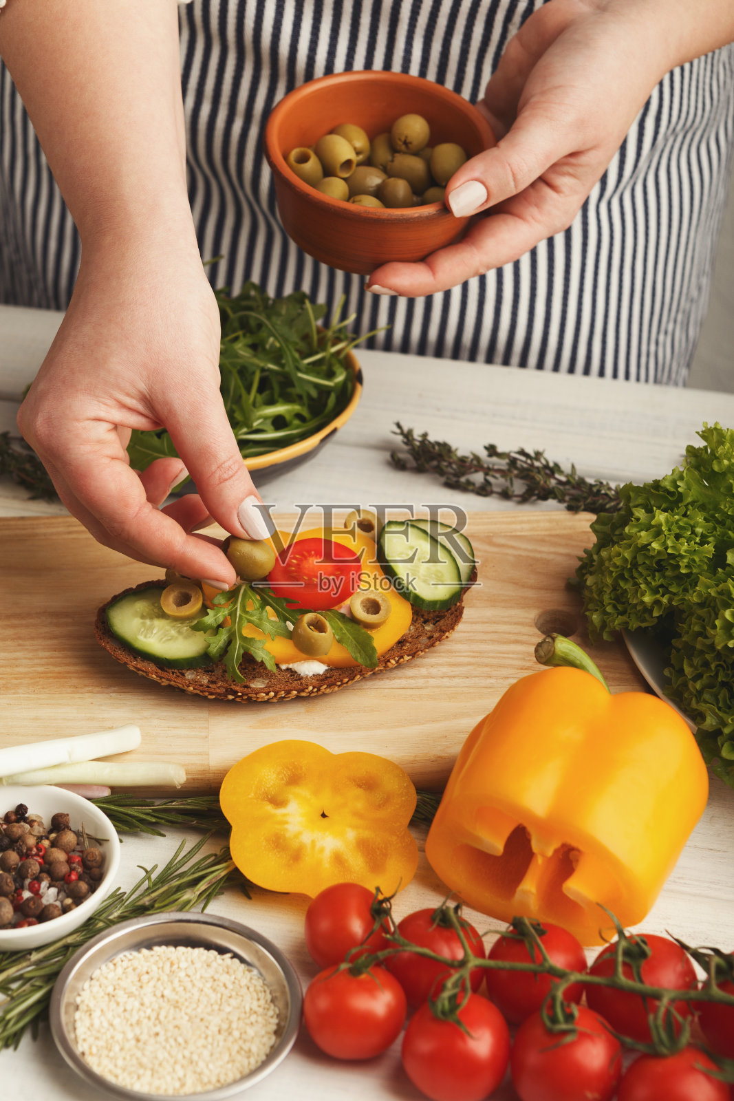 女性的手为正确的小吃做健康的烤面包照片摄影图片