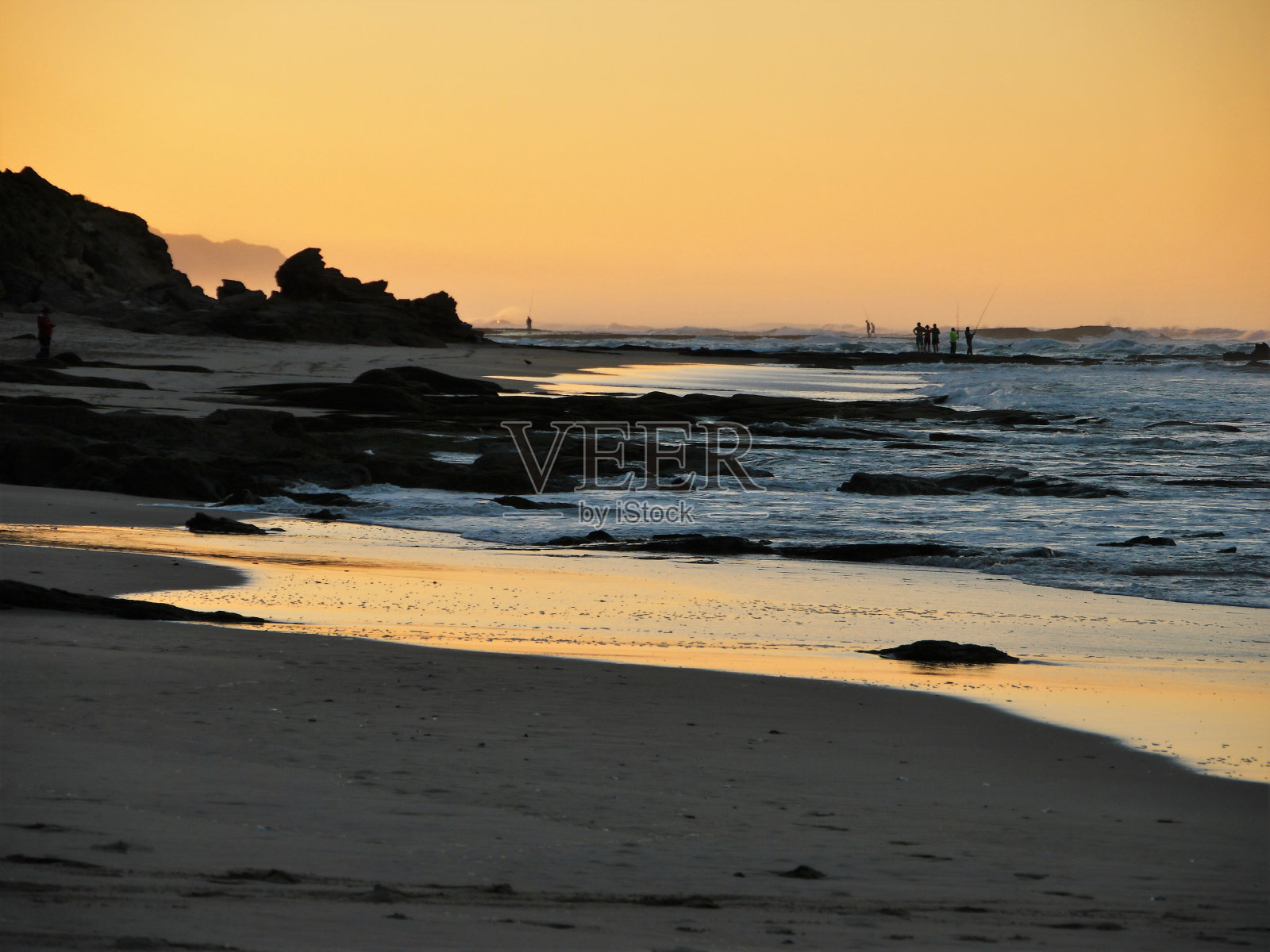 日出时分，渔民在海滩上——花园路，南非照片摄影图片