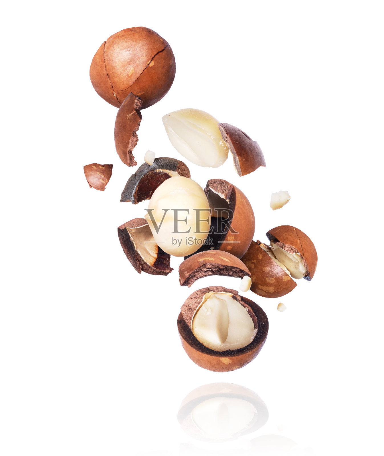 一组澳洲坚果压碎在空气中的白色背景照片摄影图片