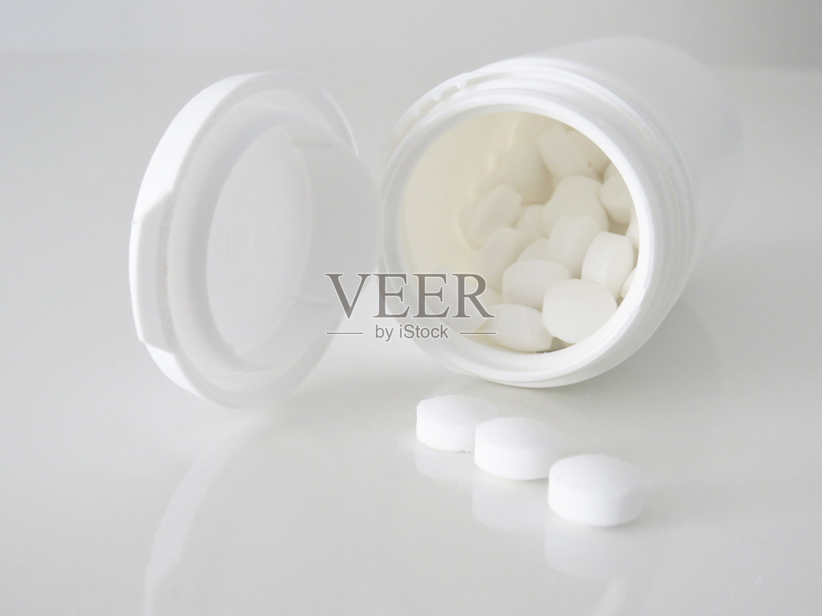 白色塑料容器，药丸和维生素隔离在白色背景。药白色药丸瓶。照片摄影图片