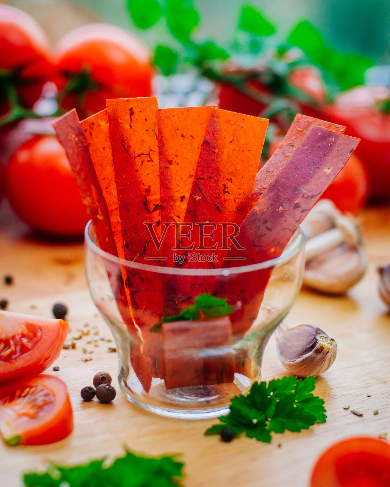 干番茄片在纸上的木制背景照片摄影图片