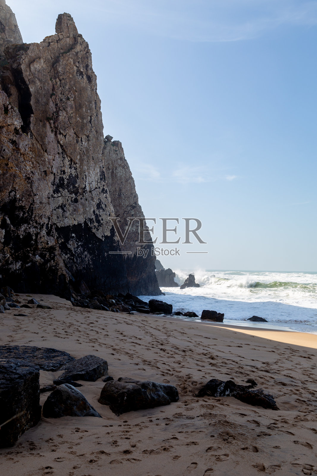 海岸，移动海浪与泡沫。风能。青绿色的水。照片摄影图片
