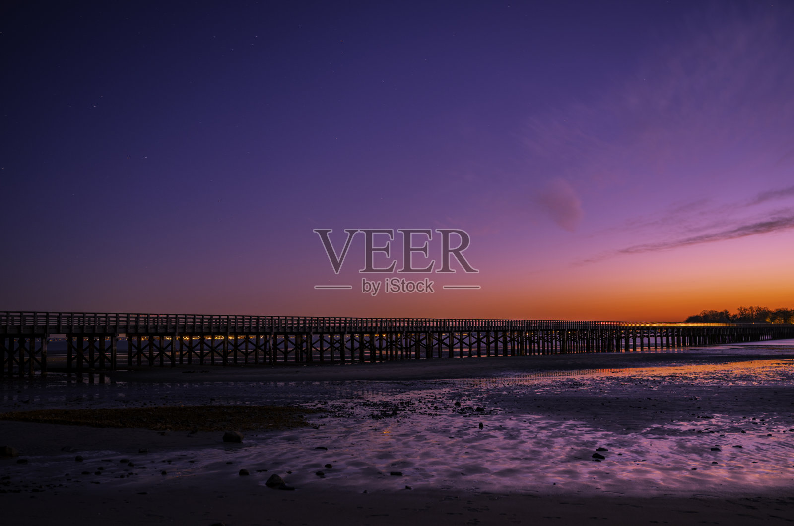 退潮时黑河上的粉点桥照片摄影图片