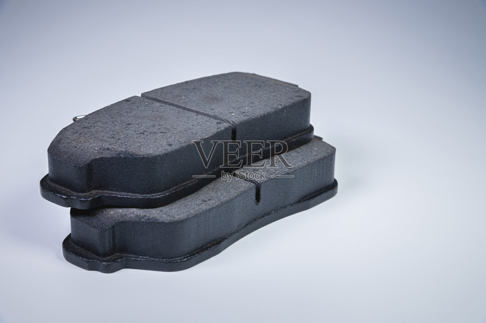 灰色背景乘用车碟式刹车片（全新汽车零配件维护服务）照片摄影图片