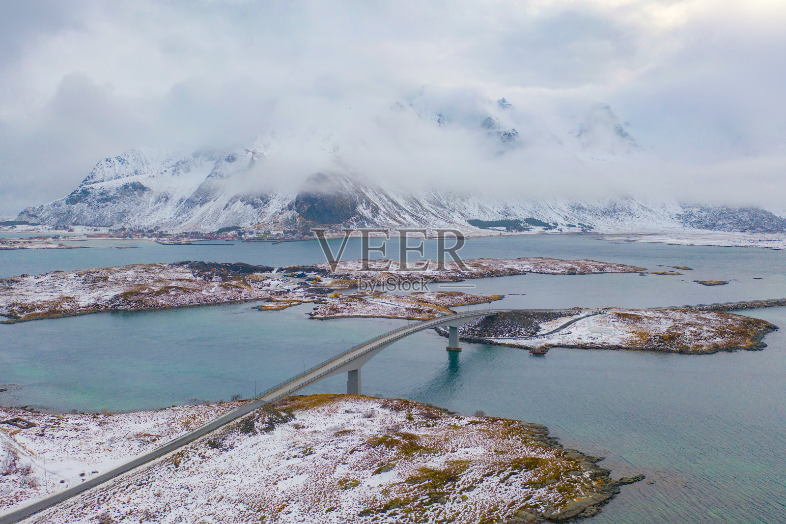 桥和道路鸟瞰图罗浮敦群岛，Nordland县，挪威，欧洲。白雪皑皑的山峦和树木，是冬季自然景观的背景。著名的旅游景点照片摄影图片