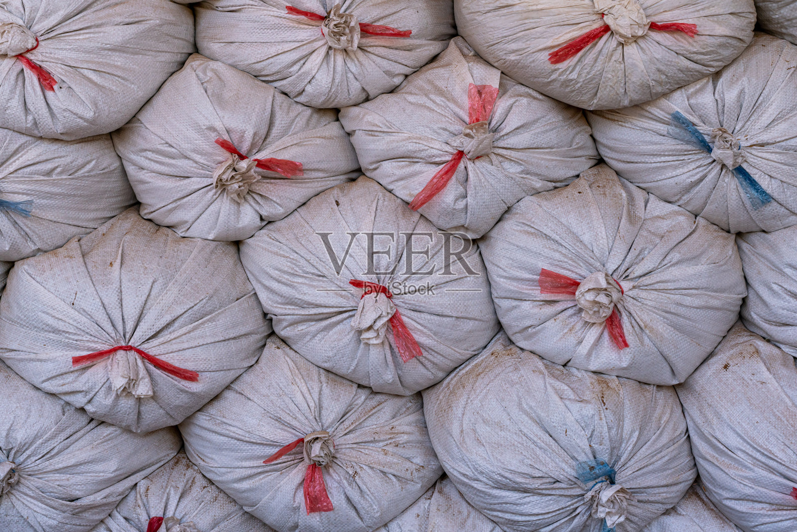 有图案的沙袋堆在一起照片摄影图片