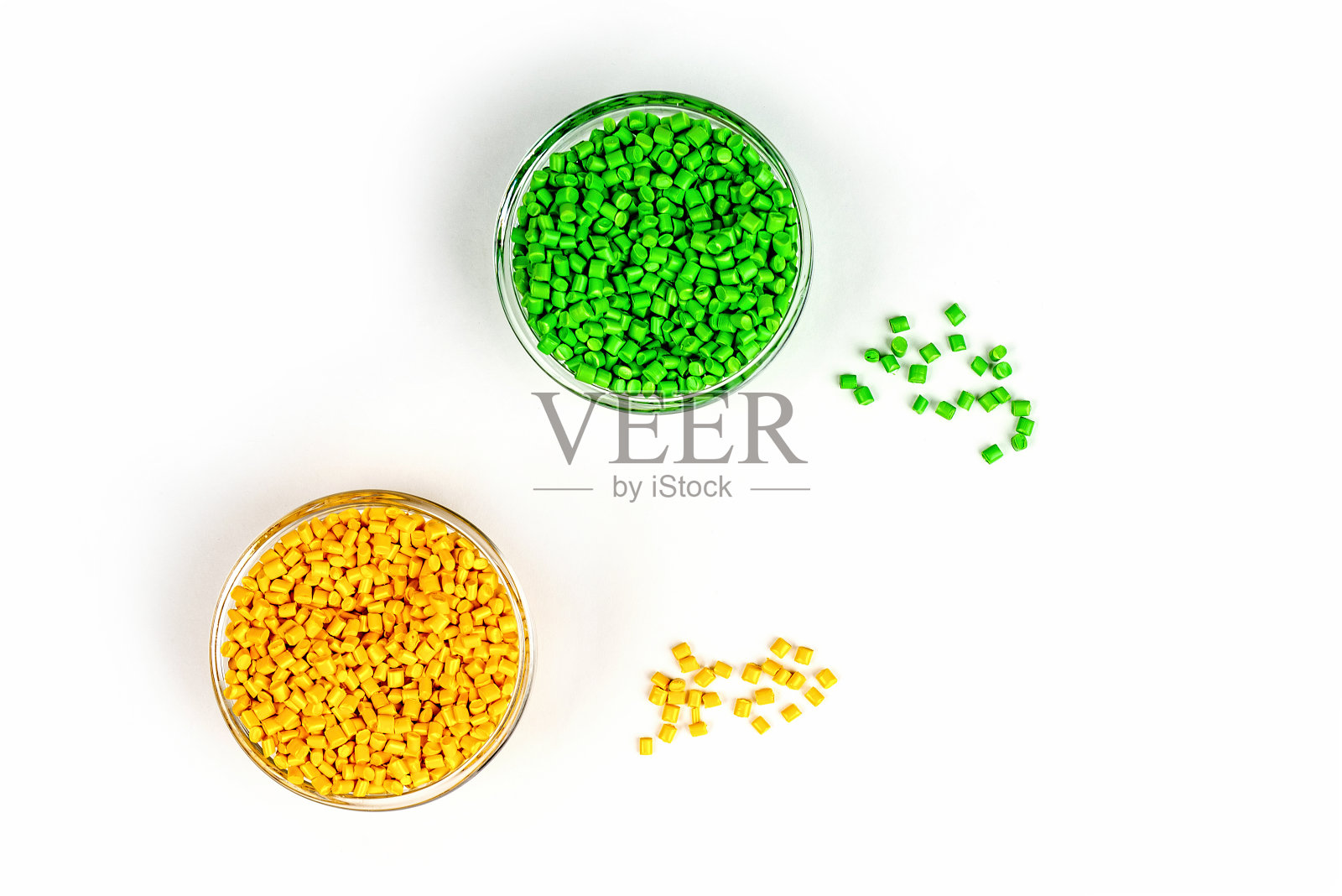 塑料颗粒。聚合物颗粒。高分子染料。着色剂丸。照片摄影图片