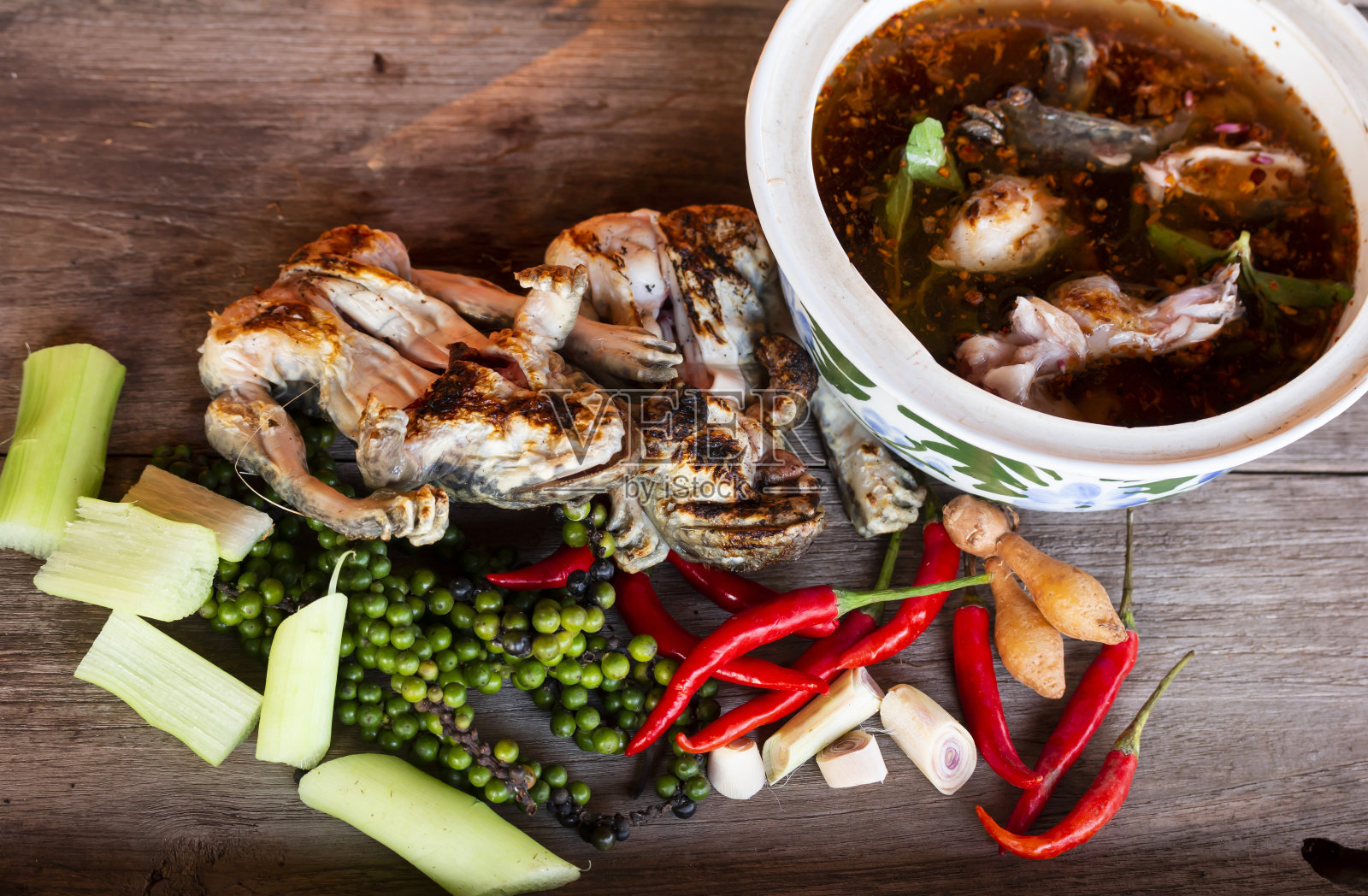 一组香料烤蛙和辣味炸蛙照片摄影图片