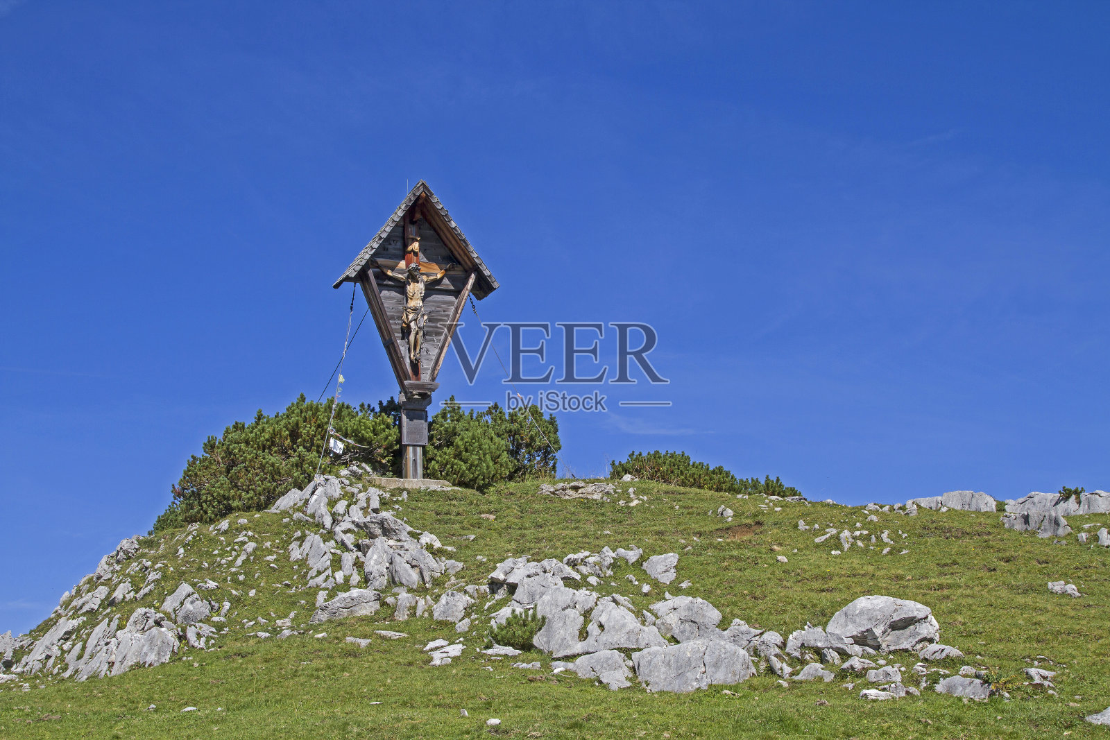 卫星上的峰顶十字照片摄影图片