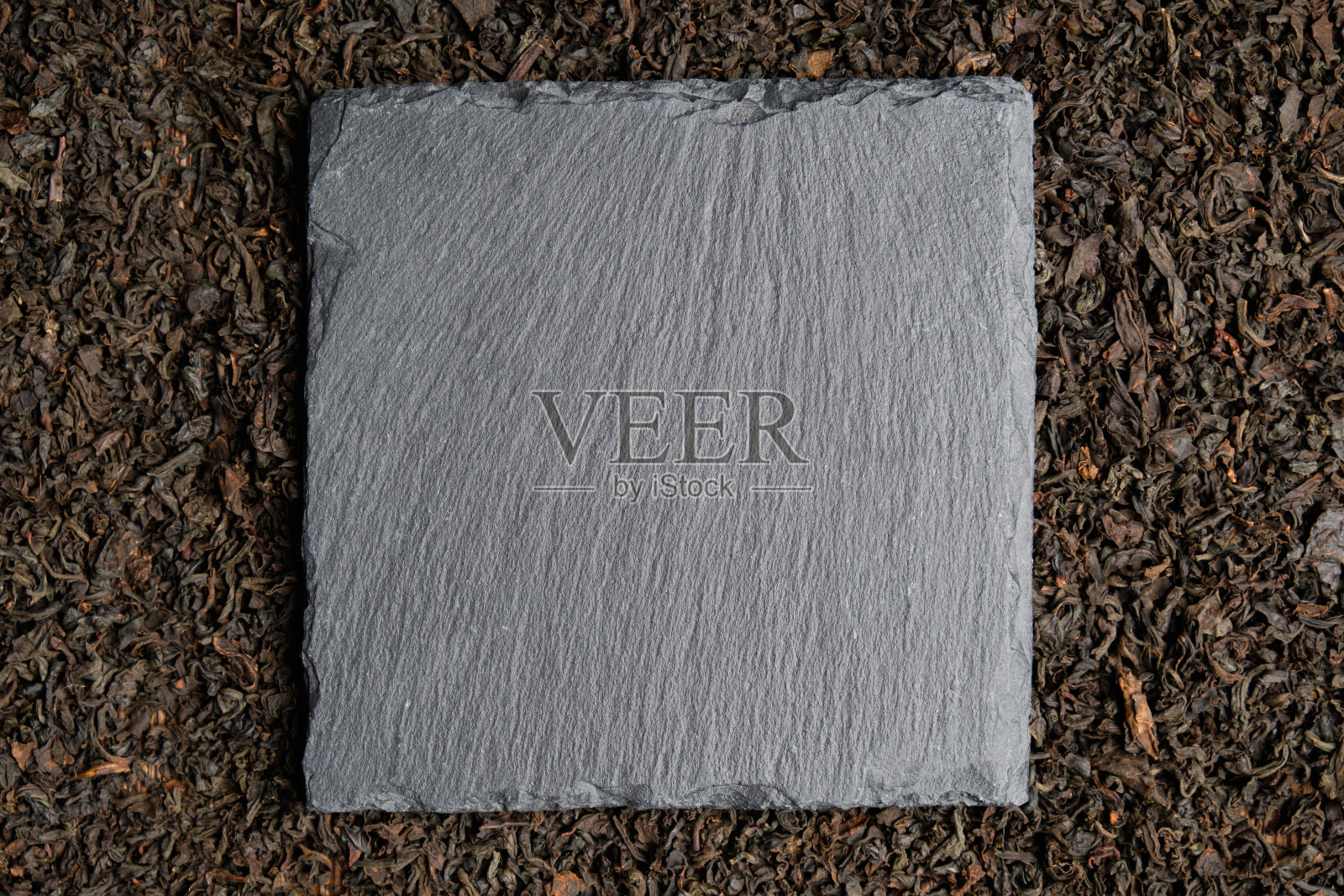 一块以红茶为背景的方形石板。前视图。副本的空间。照片摄影图片