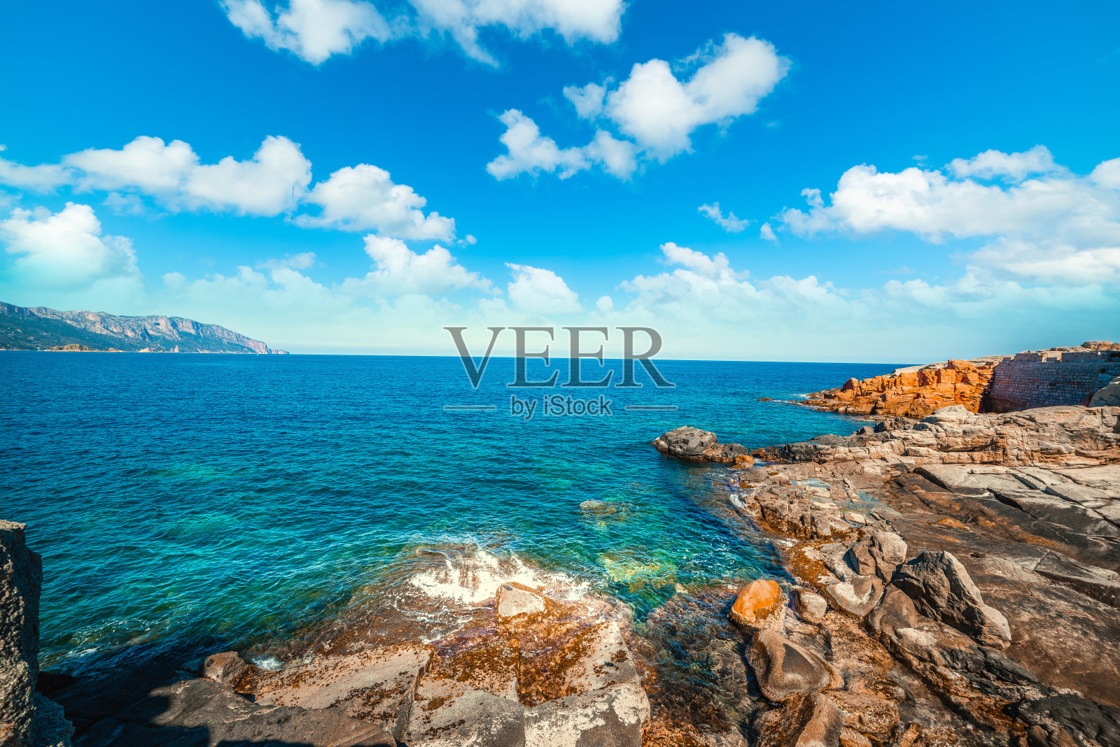 撒丁岛罗丝海岸的阴天照片摄影图片