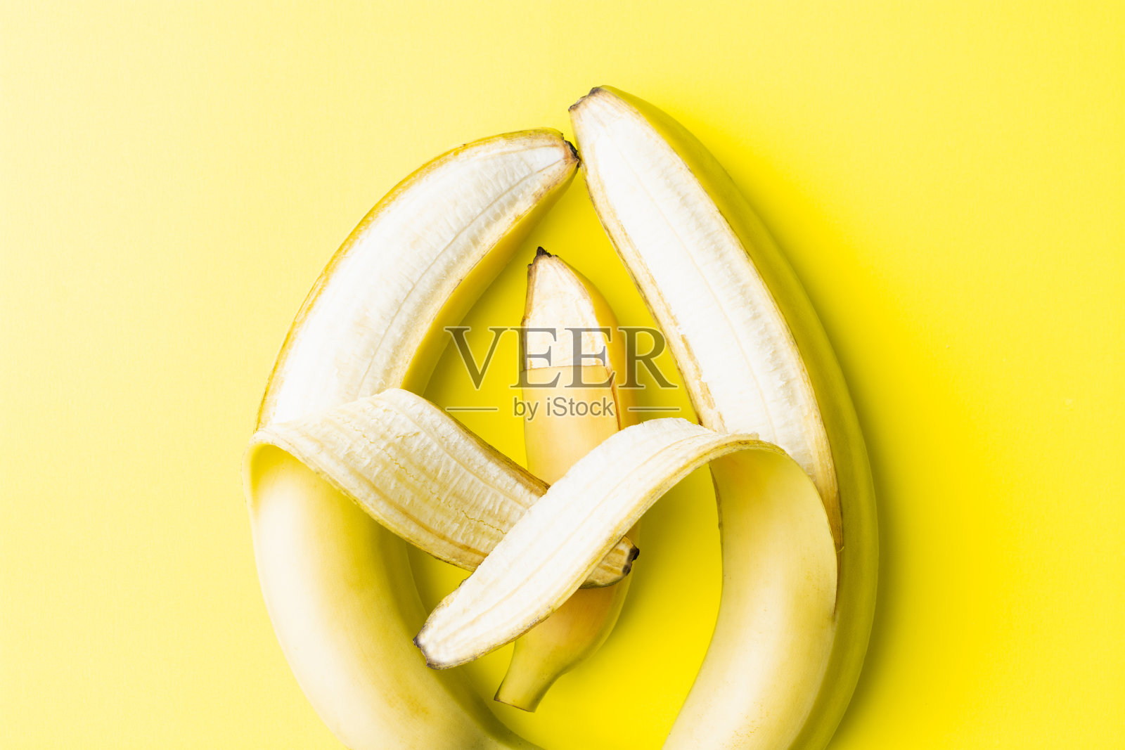 两根大香蕉父母抱着小香蕉宝宝的概念图照片摄影图片