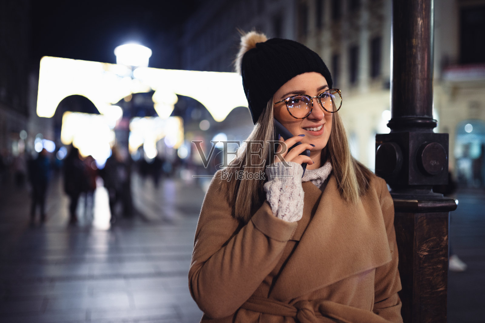 打电话的女孩照片摄影图片