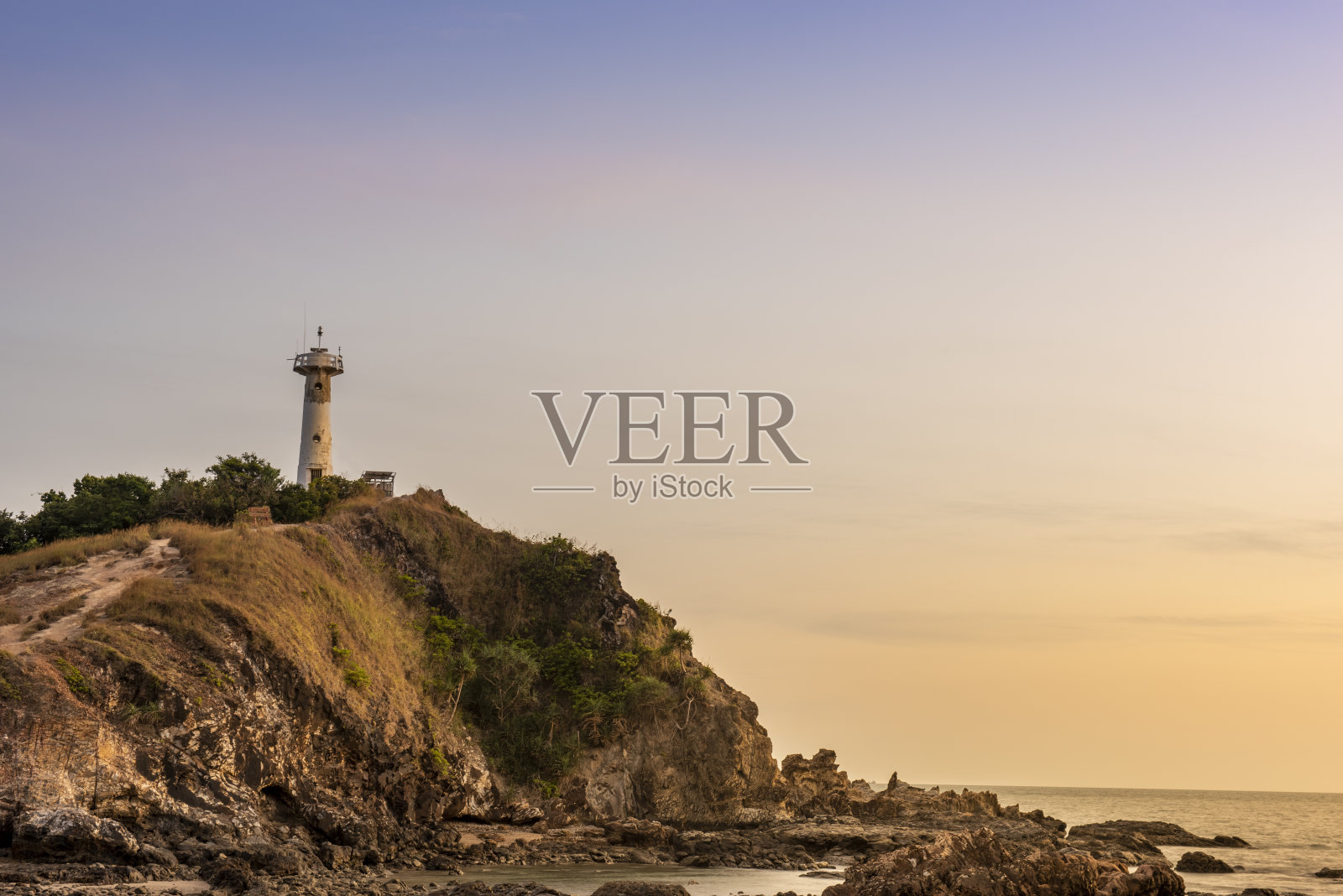 兰塔岛的灯塔：夕阳下的水面倒影与蓝橙色天空照片摄影图片