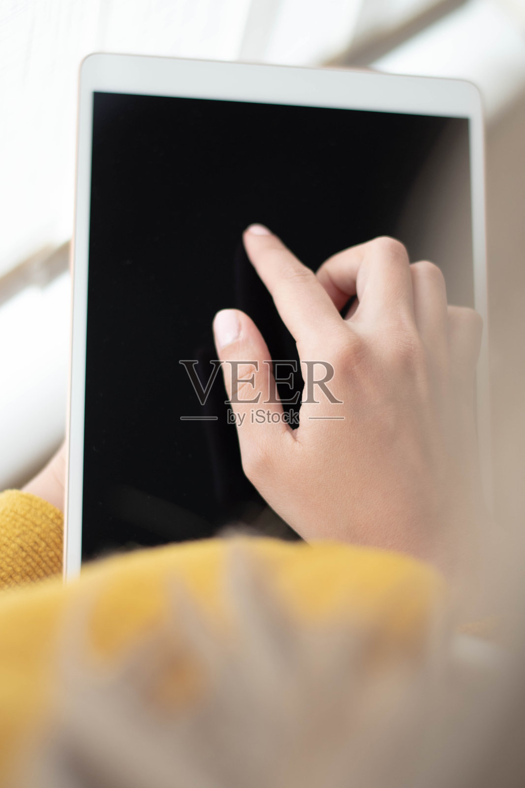 俯视图模型图像的一个女人拿着金粉平板电脑黑屏照片摄影图片