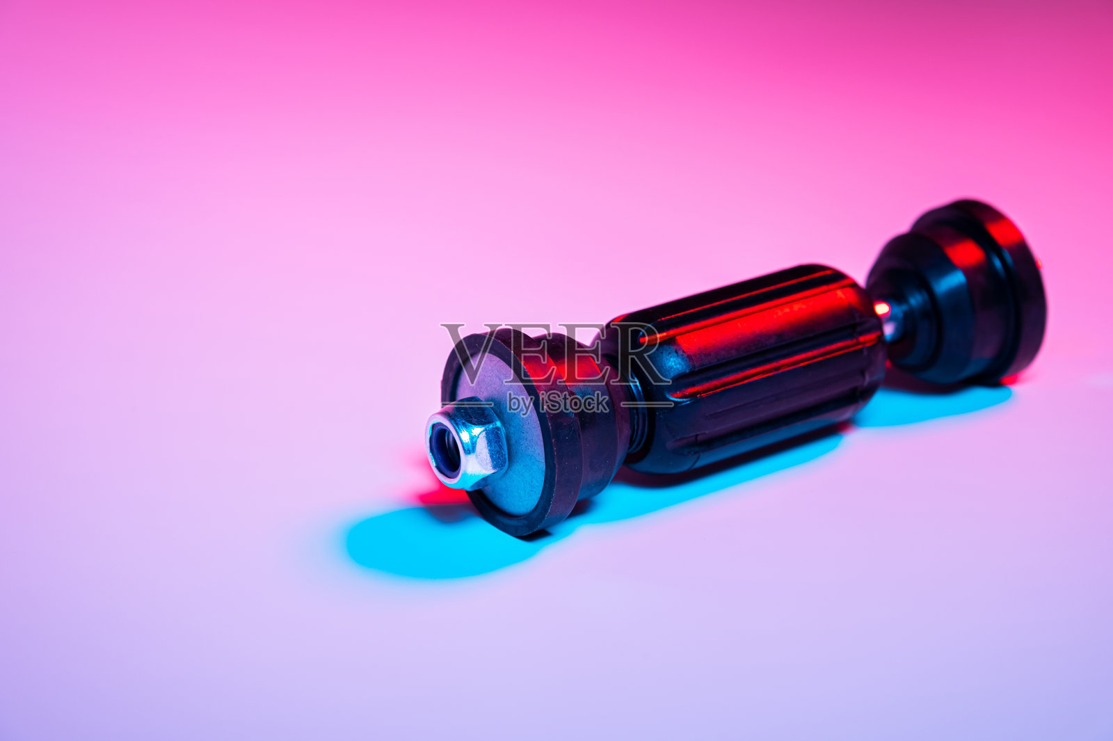 汽车前悬架防倾杆安装。新拉杆，双红蓝灯照片摄影图片