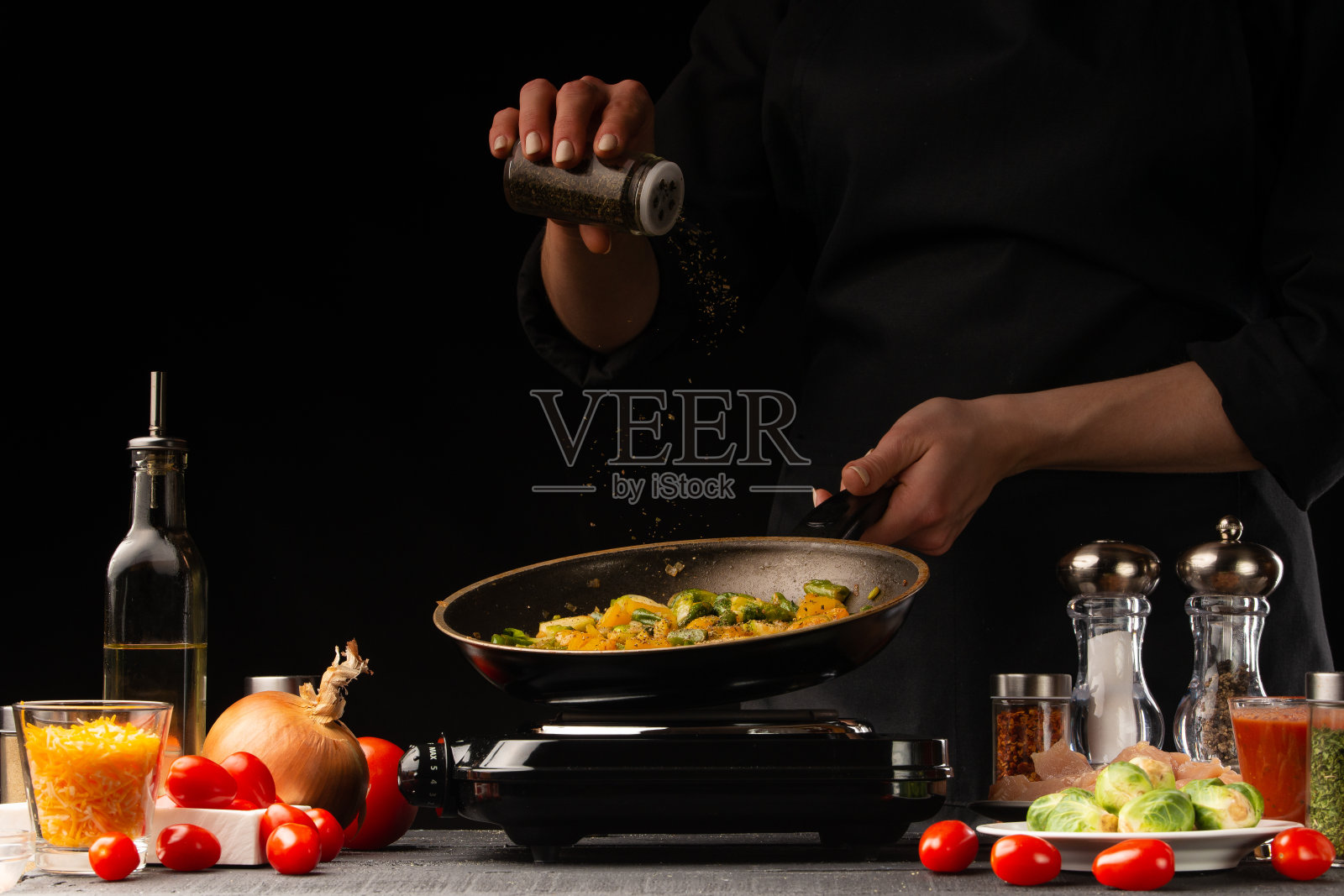 用肉和蔬菜烹饪菜肴。东方美食，亚洲食品。调味，冷冻运动。蔬菜和肉类，美味又健康的食物照片摄影图片