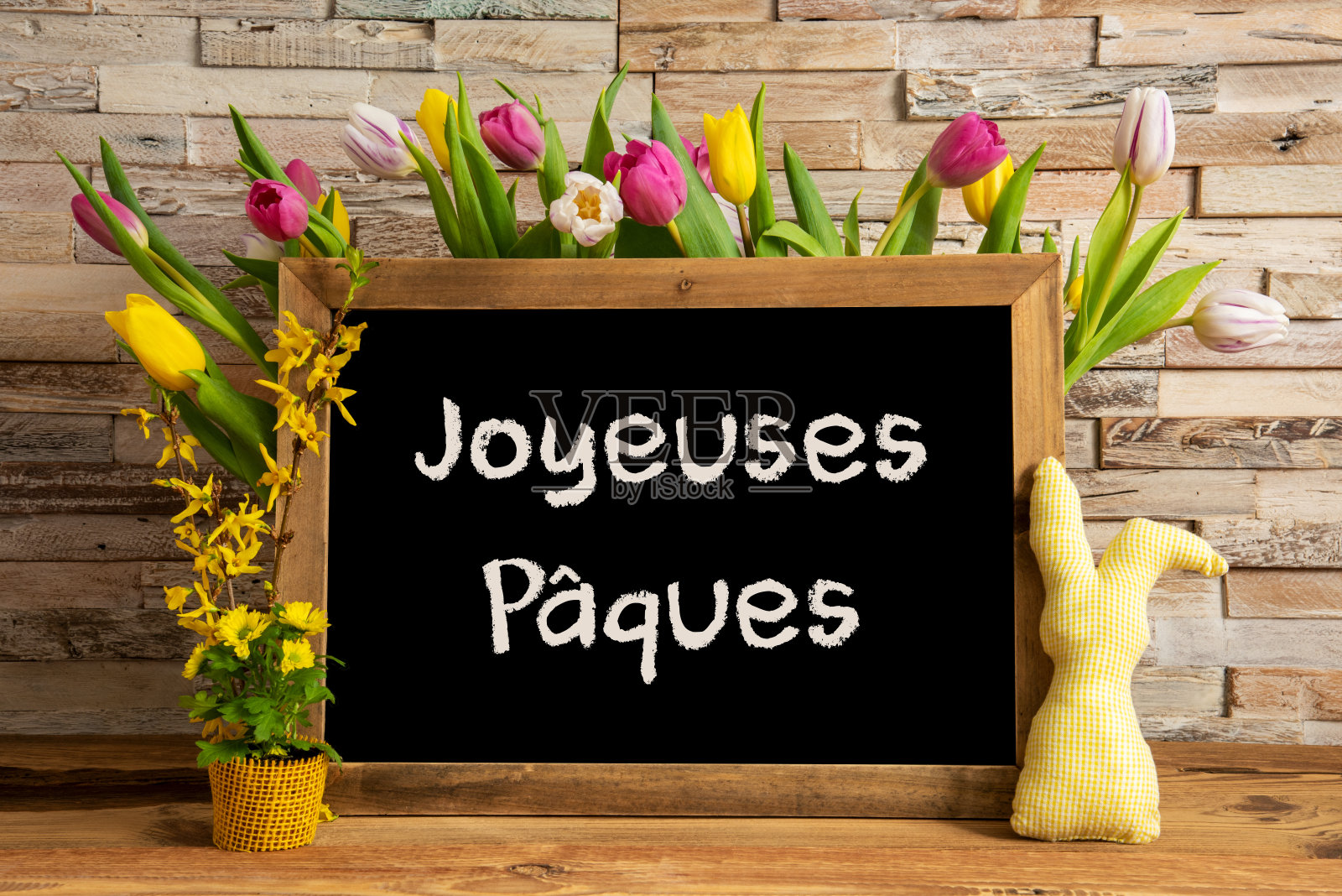 郁金香花，兔子，砖墙，黑板，复活节快乐照片摄影图片