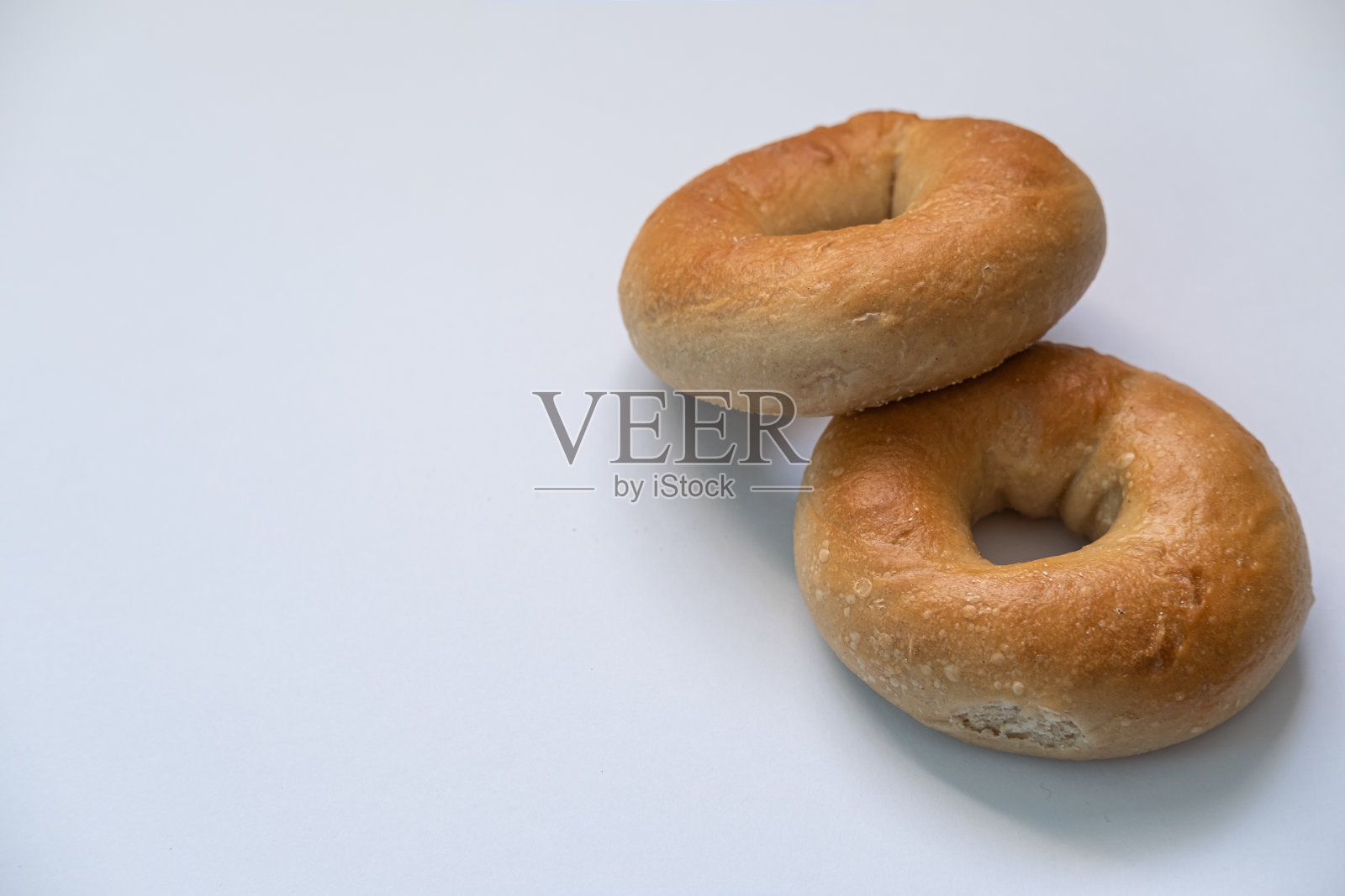 白背景上孤立的百吉饼。关闭视图。副本的空间。照片摄影图片