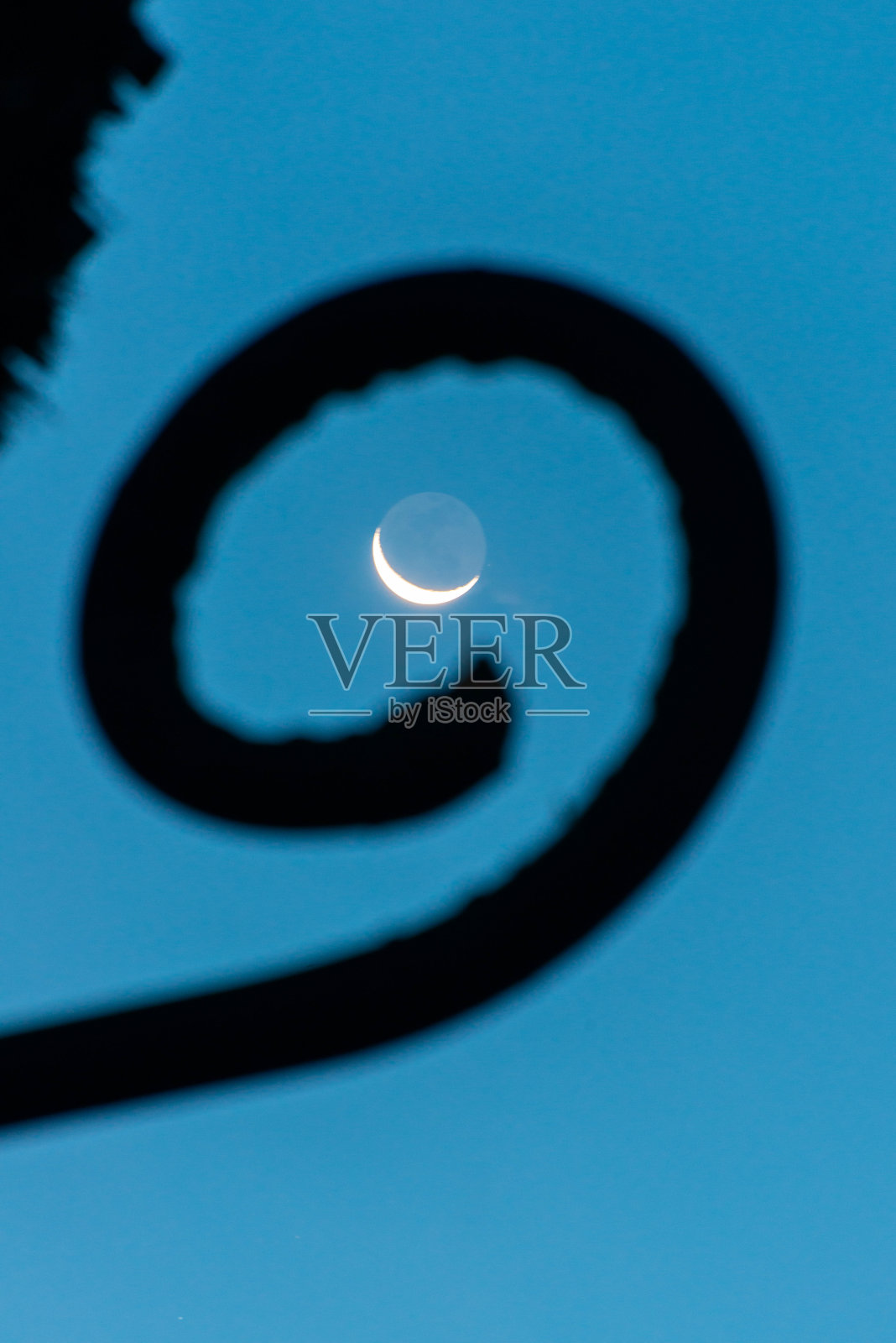 月亮在考古遗址的滑稽形状的装饰品之间照片摄影图片