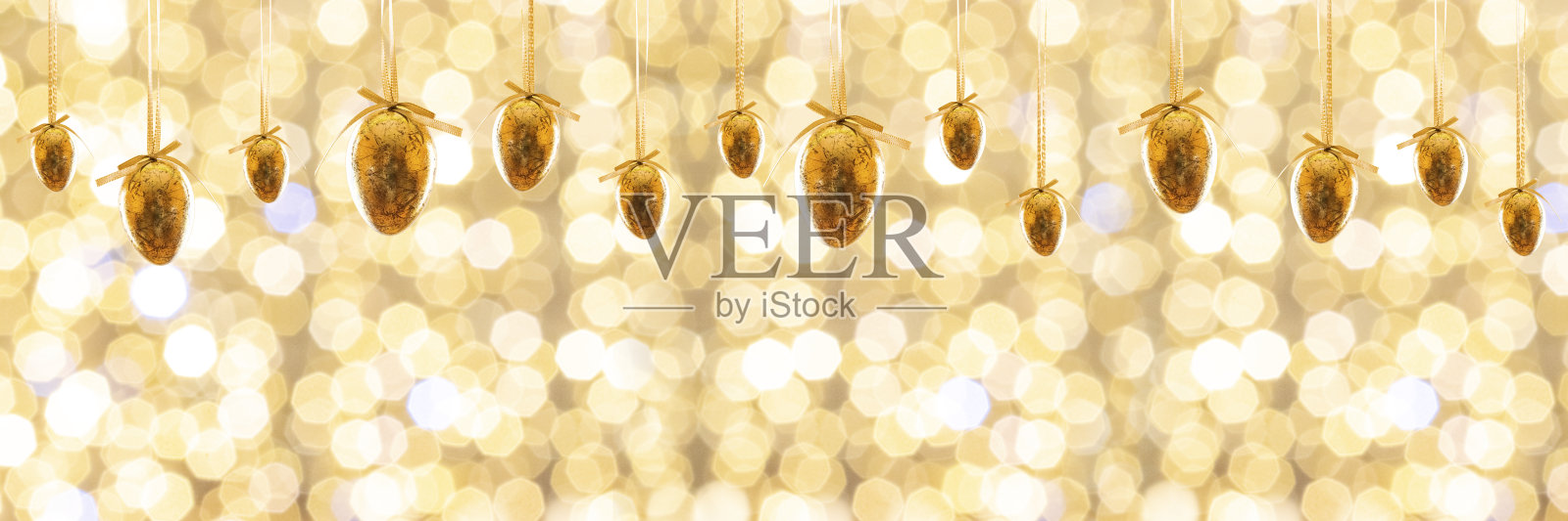 复活节彩蛋装饰逼真的金色节日背景。用于贺卡，促销，海报，传单，网页横幅，文章。照片摄影图片