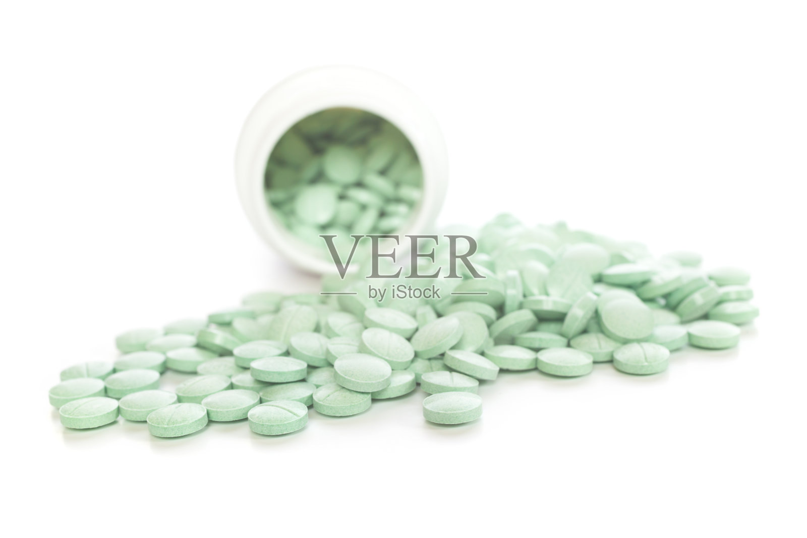 白色的药丸从浴盆里洒出来照片摄影图片