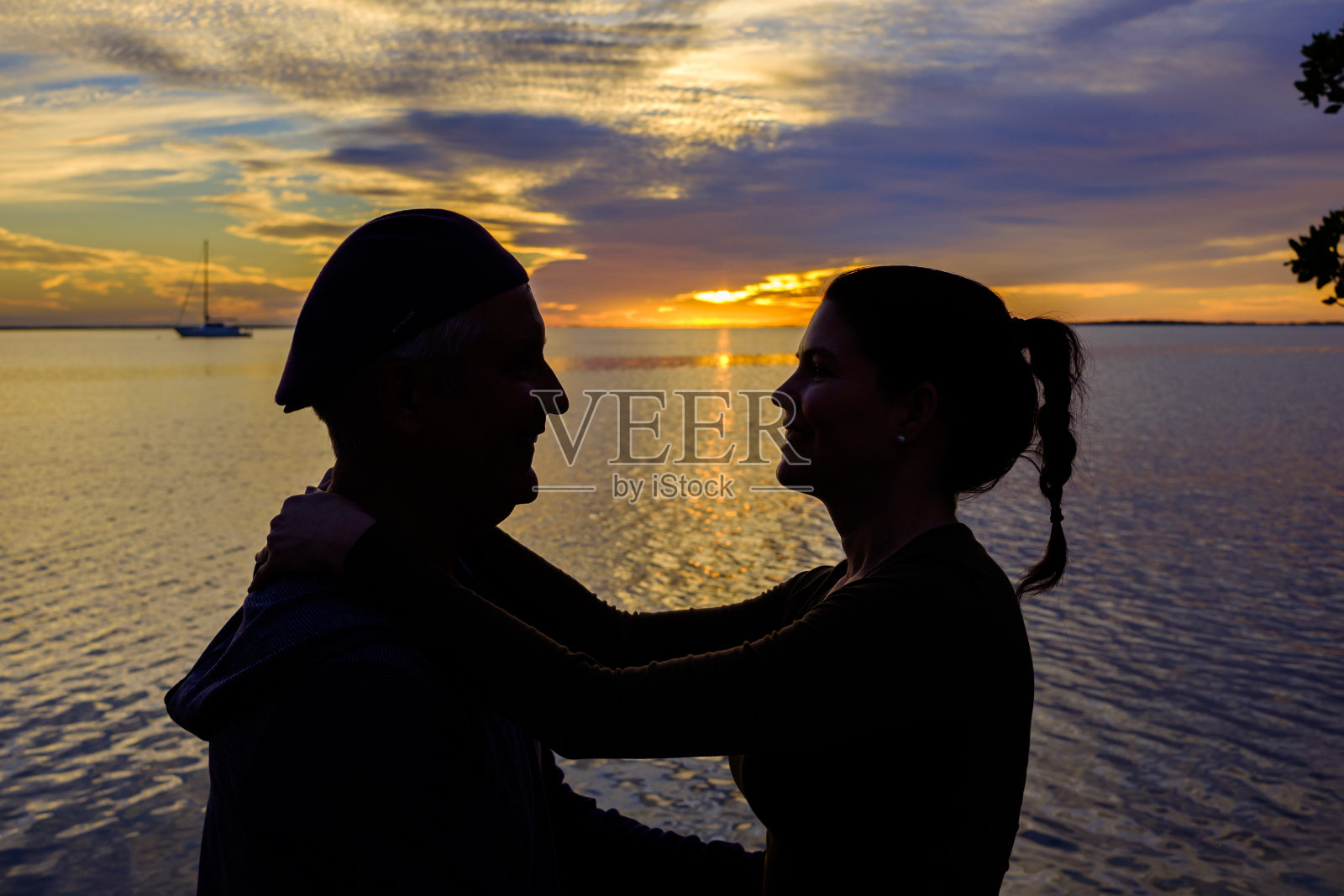 快乐的日落情侣照片摄影图片