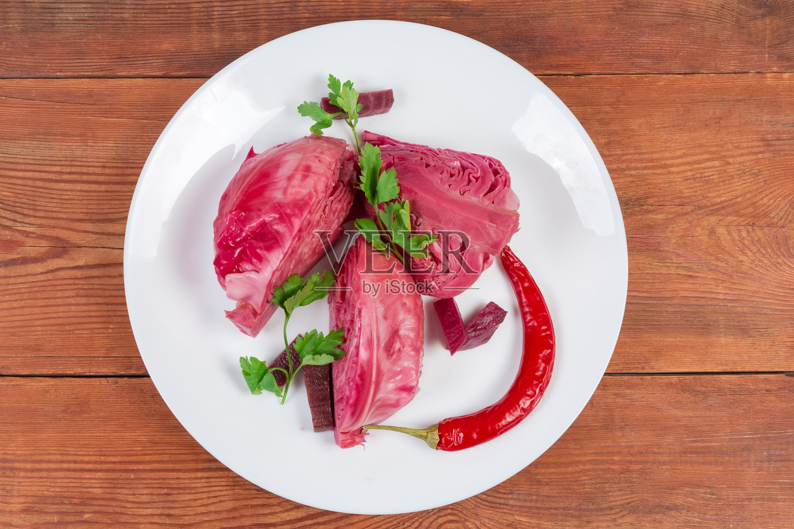 用甜菜根腌制的卷心菜和其他配料上菜，俯视图照片摄影图片