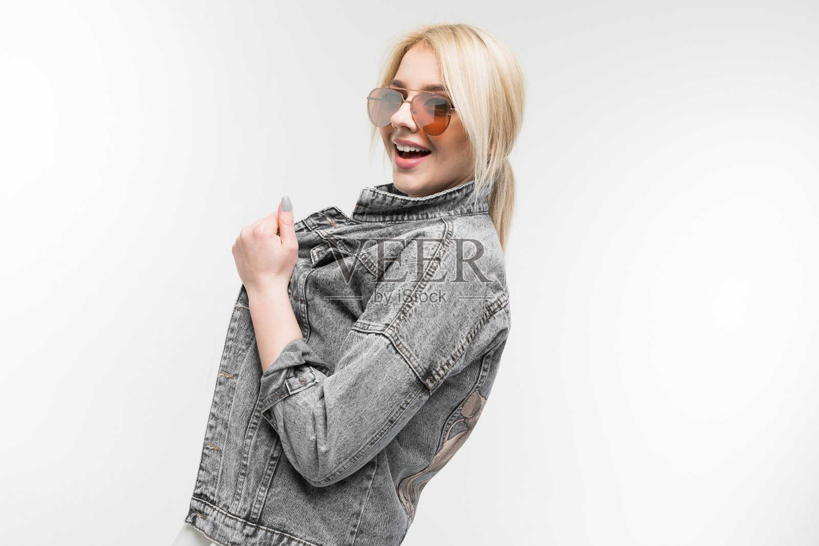 戴太阳镜的年轻女孩肖像照片摄影图片