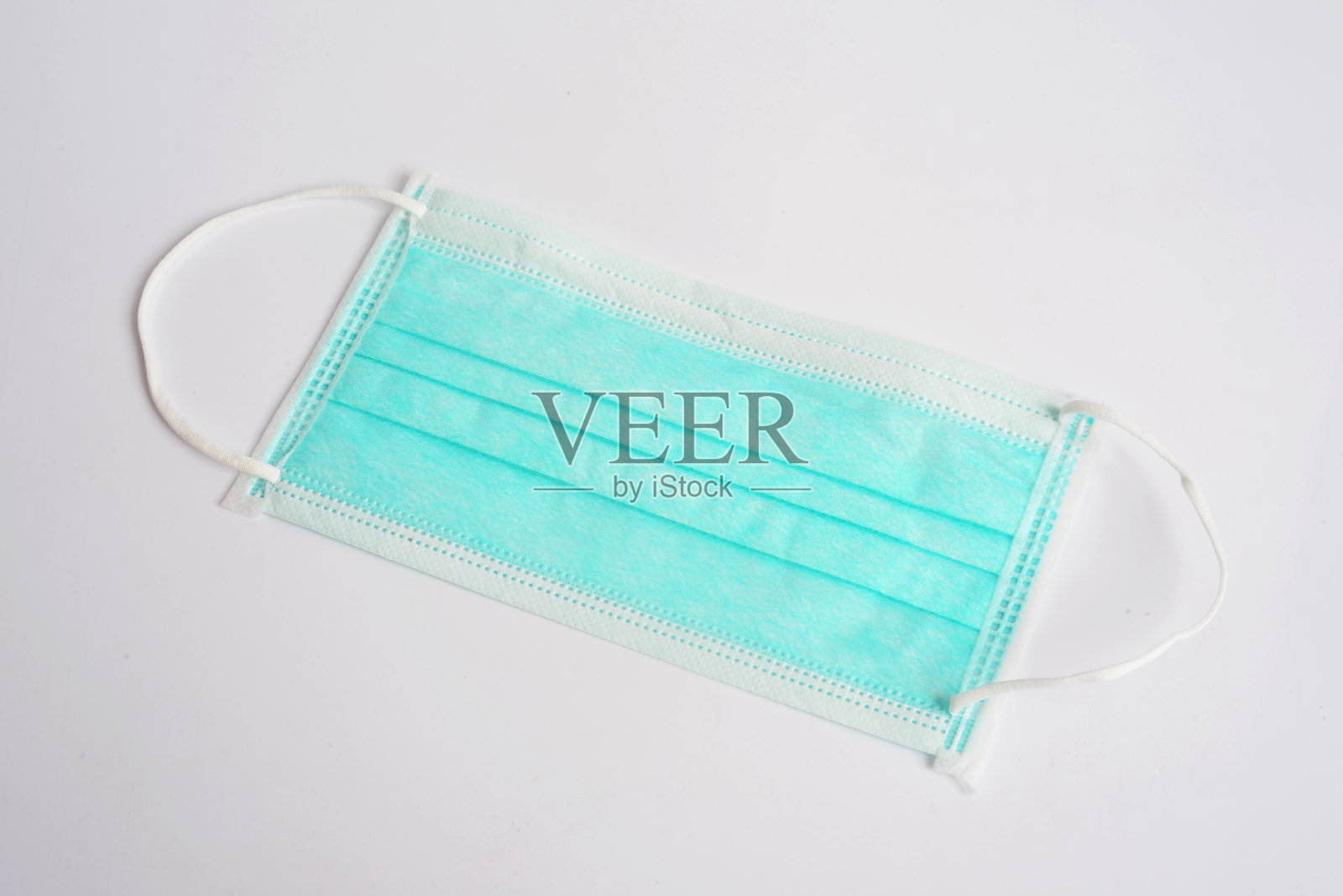 用一次性卫生口罩盖住口鼻照片摄影图片