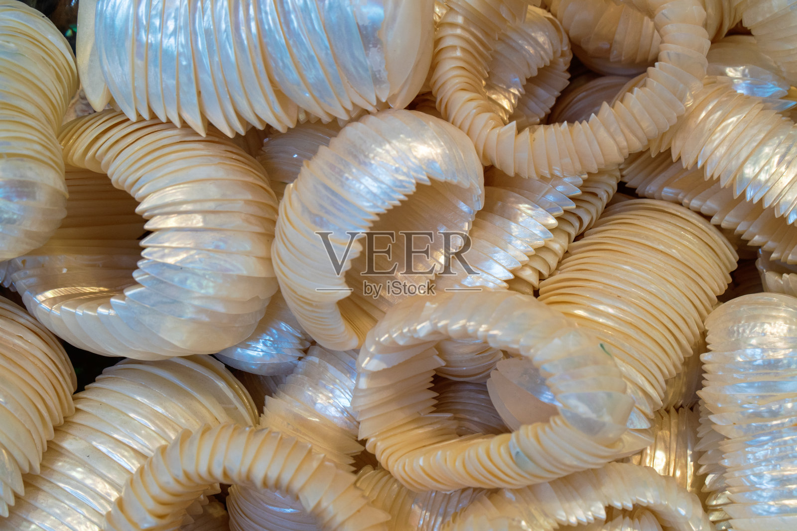 波兰索波特出售的琥珀吊坠。琥珀是波兰波罗的海沿岸最受欢迎的纪念品。照片摄影图片