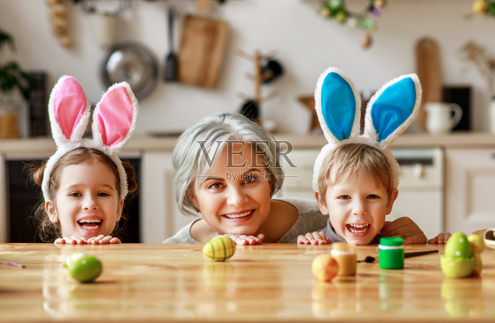 复活节快乐！家庭祖母和儿童孙子们为节日画彩蛋照片摄影图片