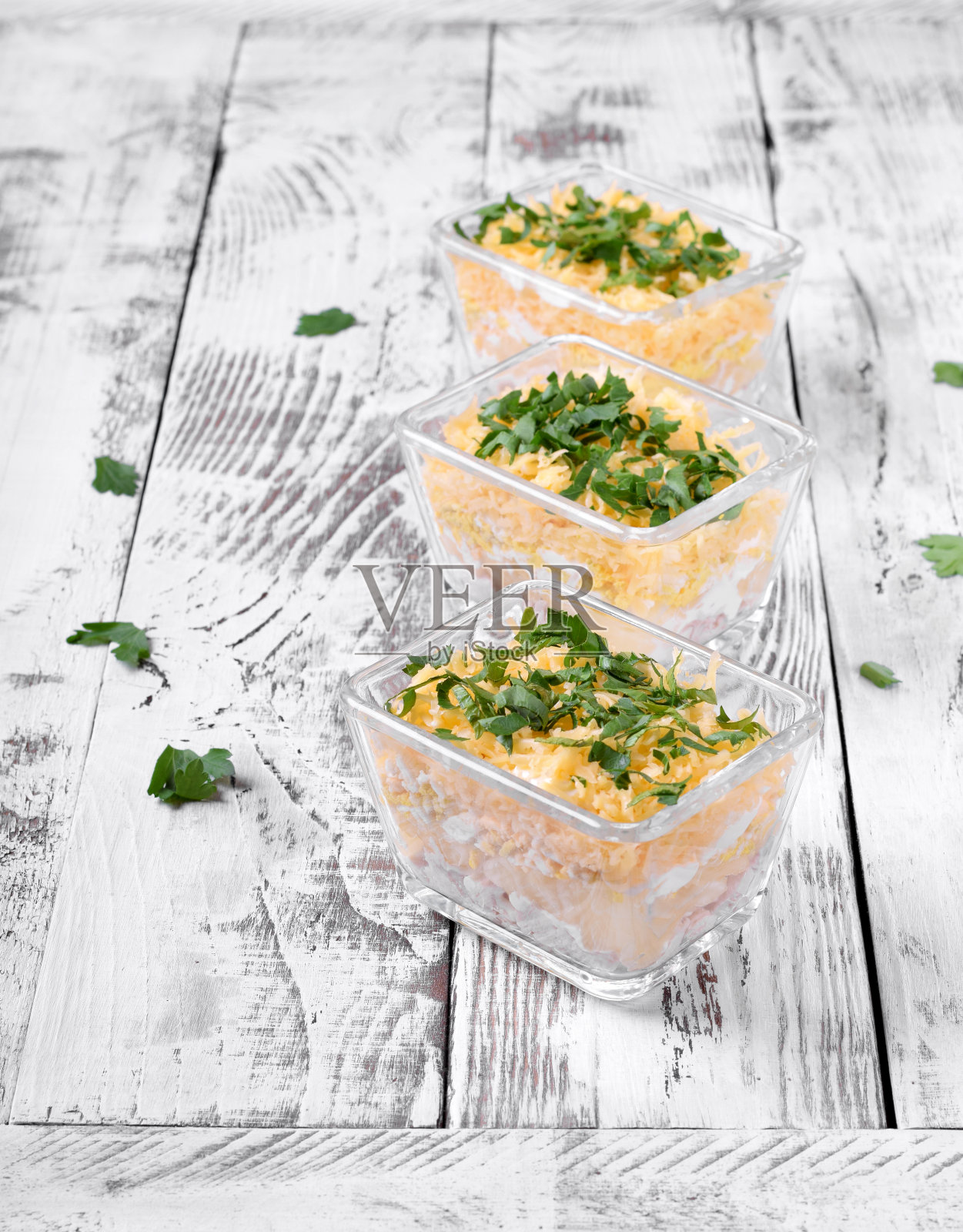 分层的沙拉与鸡肉，菠萝和奶酪在一份碗照片摄影图片