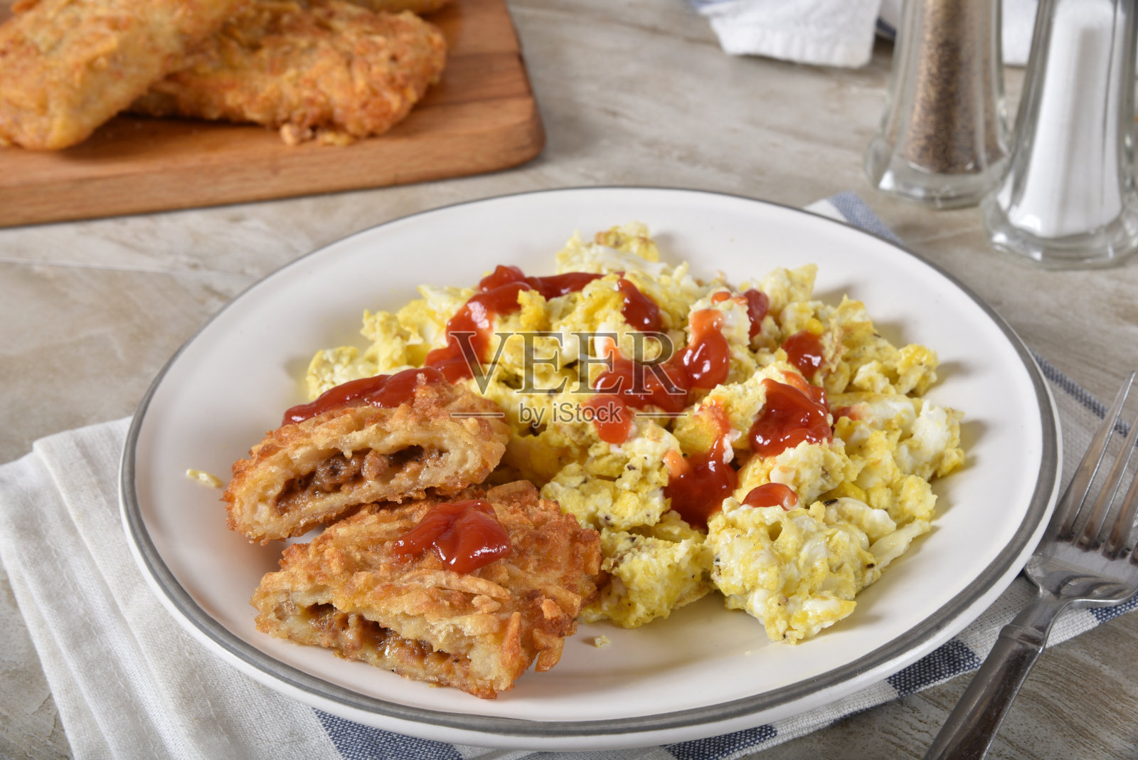香肠和奶酪馅的Hashbrowns照片摄影图片