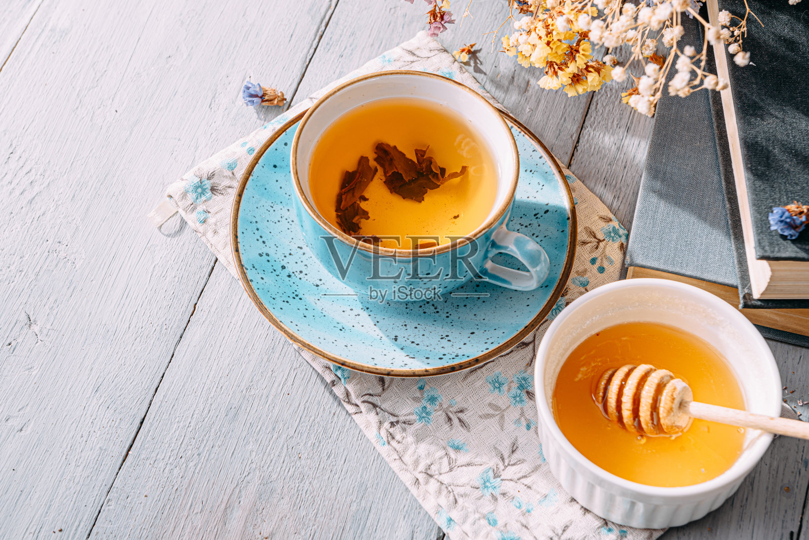 温暖的茶和一本书在阳光下照片摄影图片