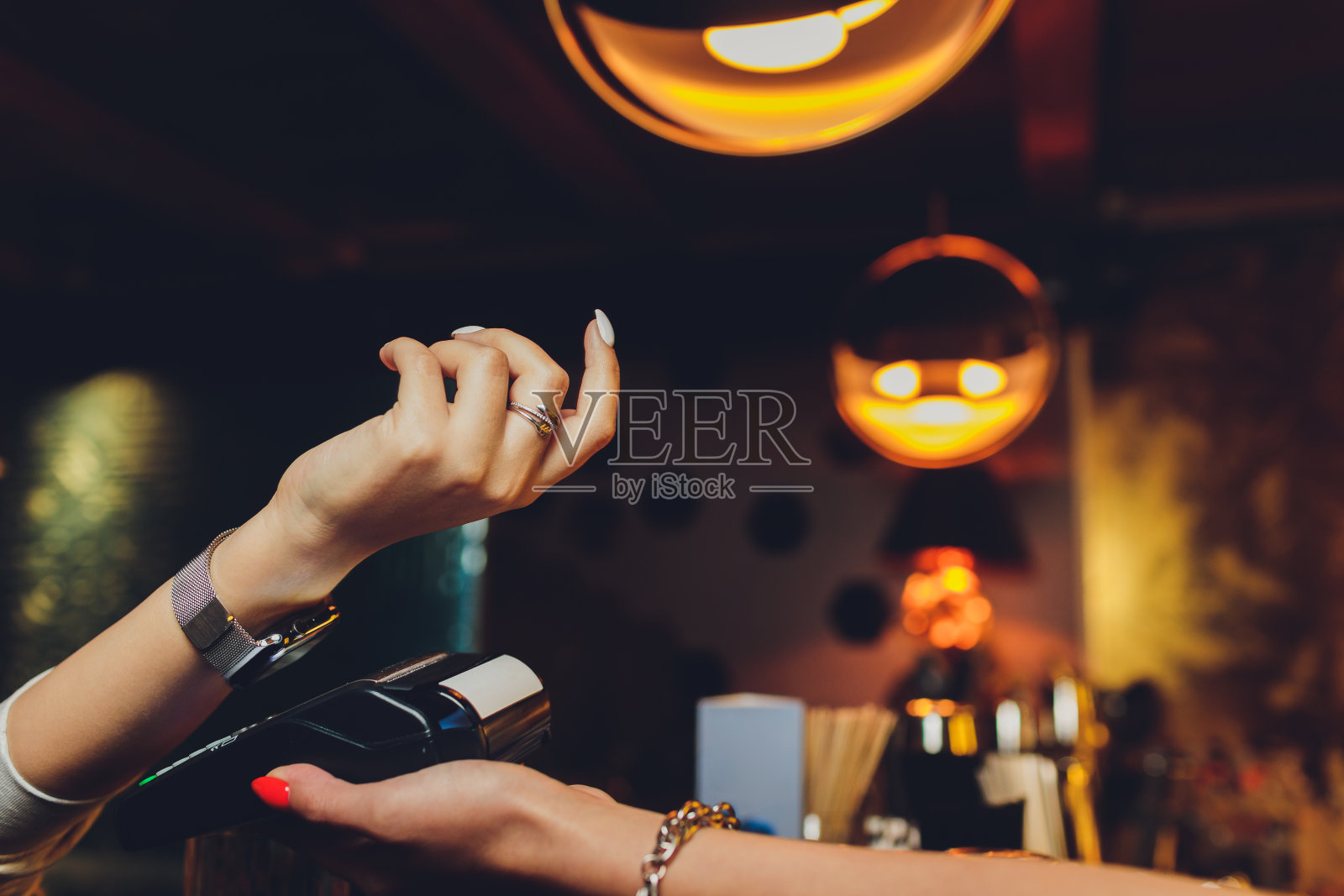 女人使用智能手表NFC技术支付照片摄影图片