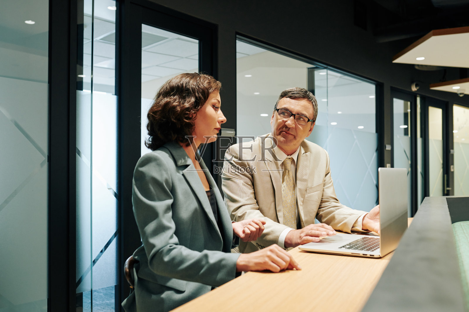 商人在讨论数据照片摄影图片