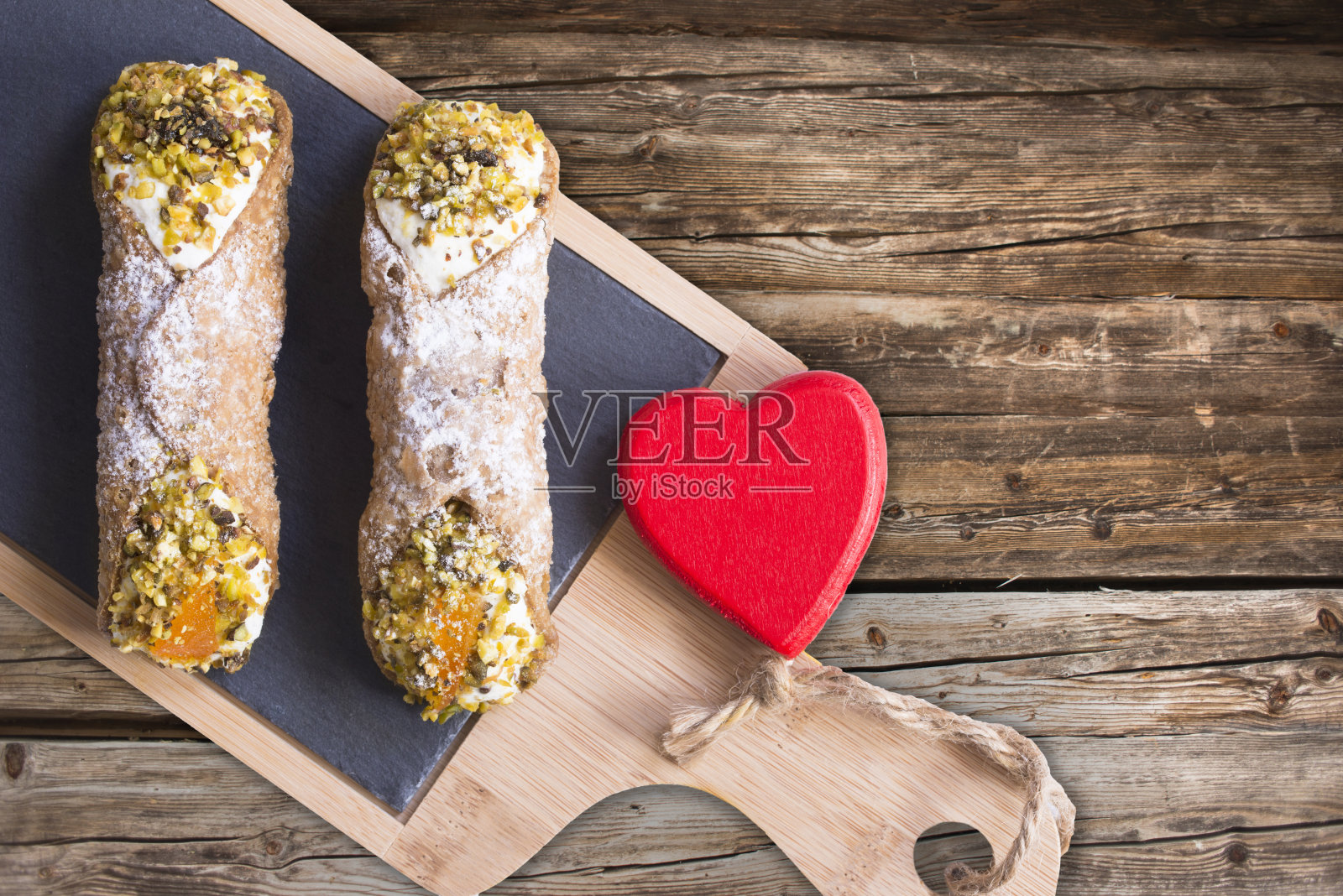 新鲜自制奶油煎饼卷意大利甜点食谱照片摄影图片