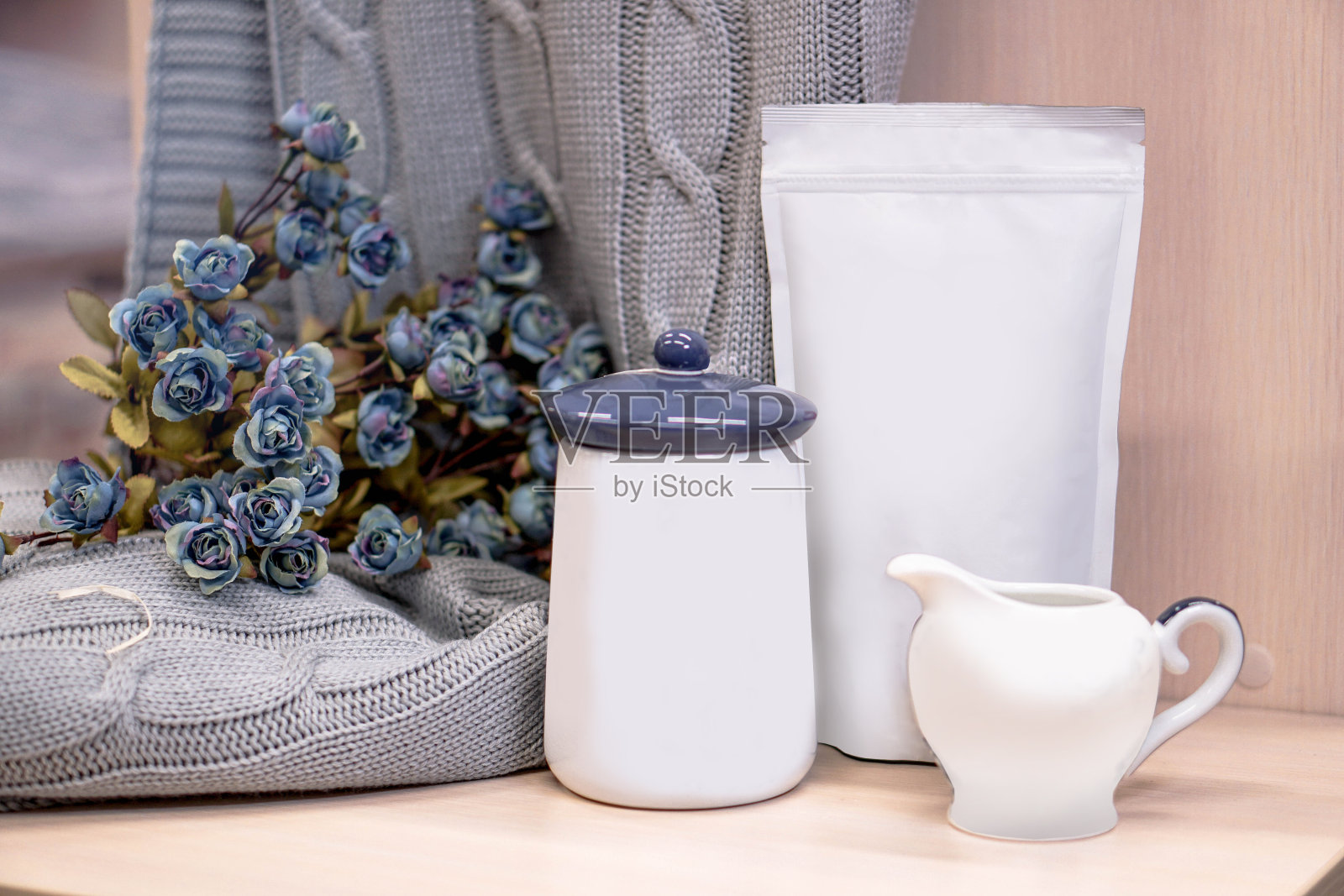 美丽的春天花束与一包咖啡为您装饰。为您的品牌包装上的模板。设计布局照片摄影图片