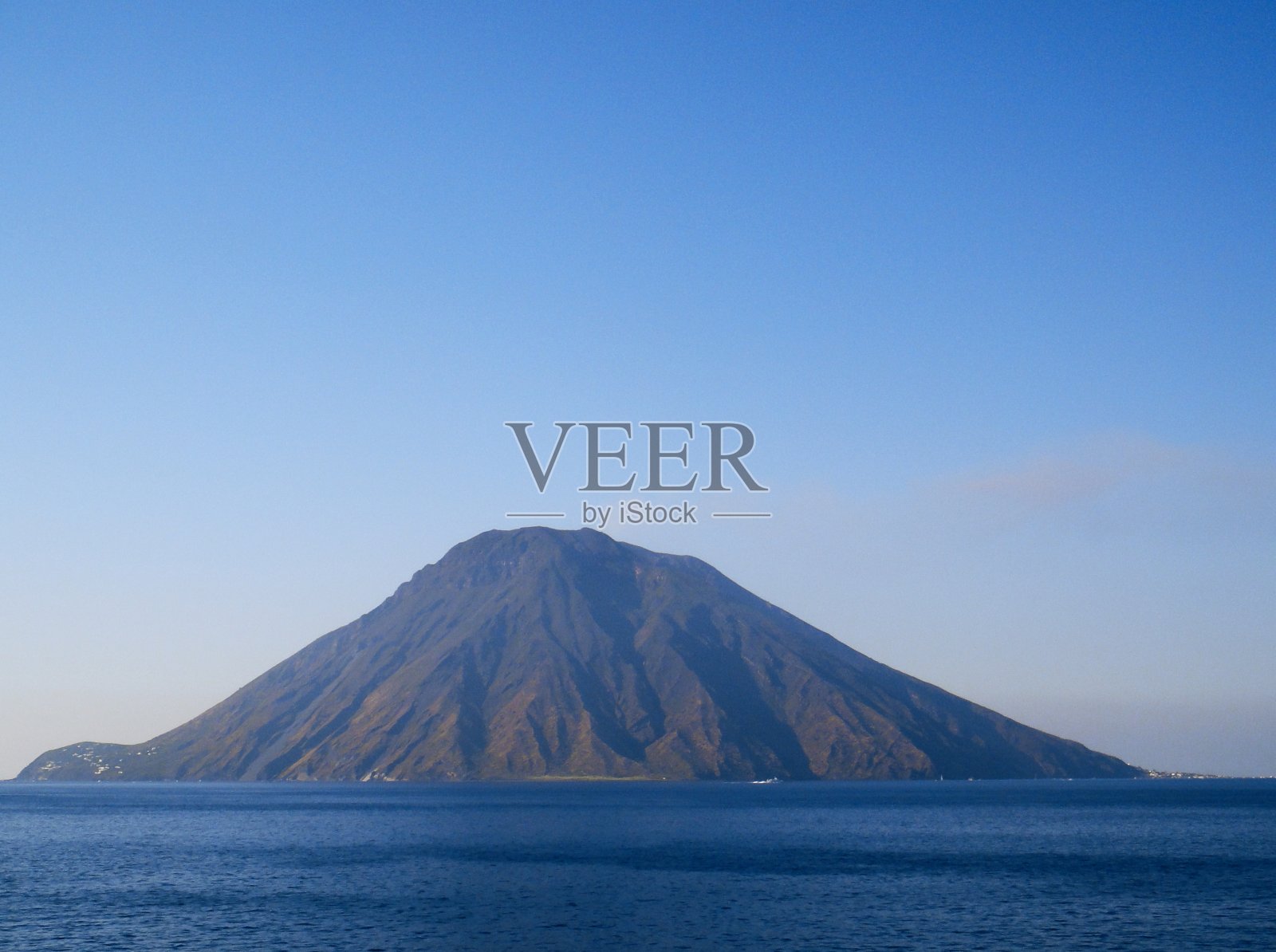 美丽的火山岛与绿色植被在地中海晴朗的日子照片摄影图片