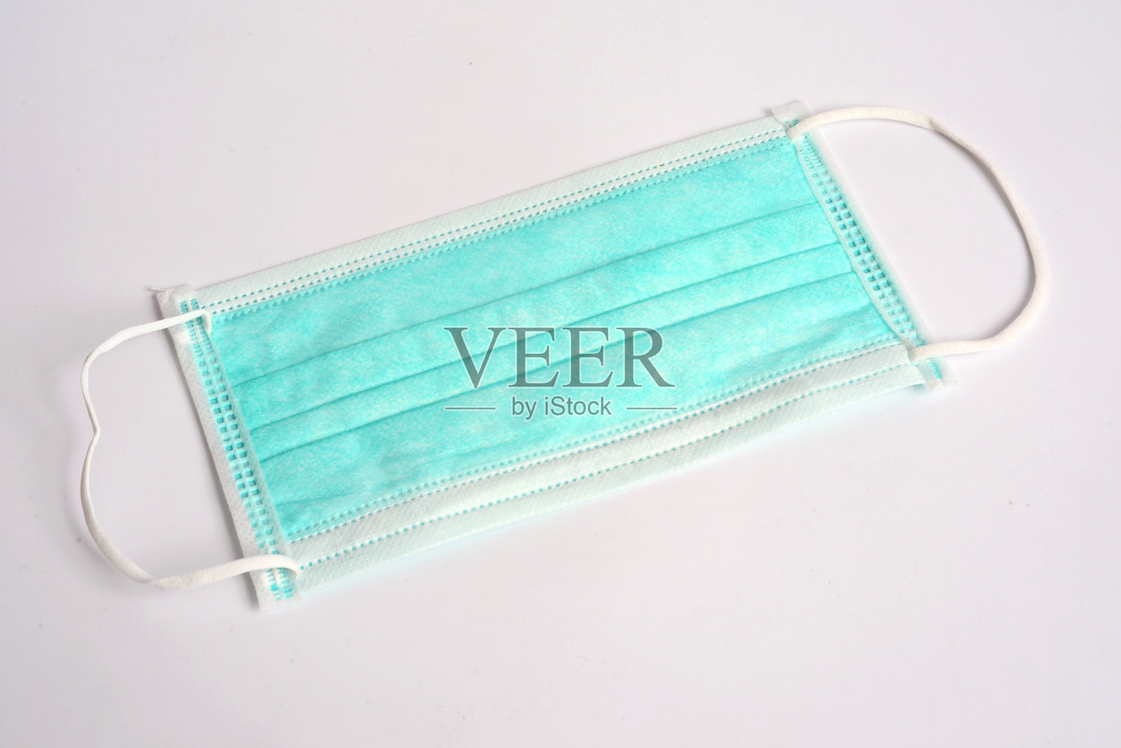 用一次性卫生口罩盖住口鼻照片摄影图片