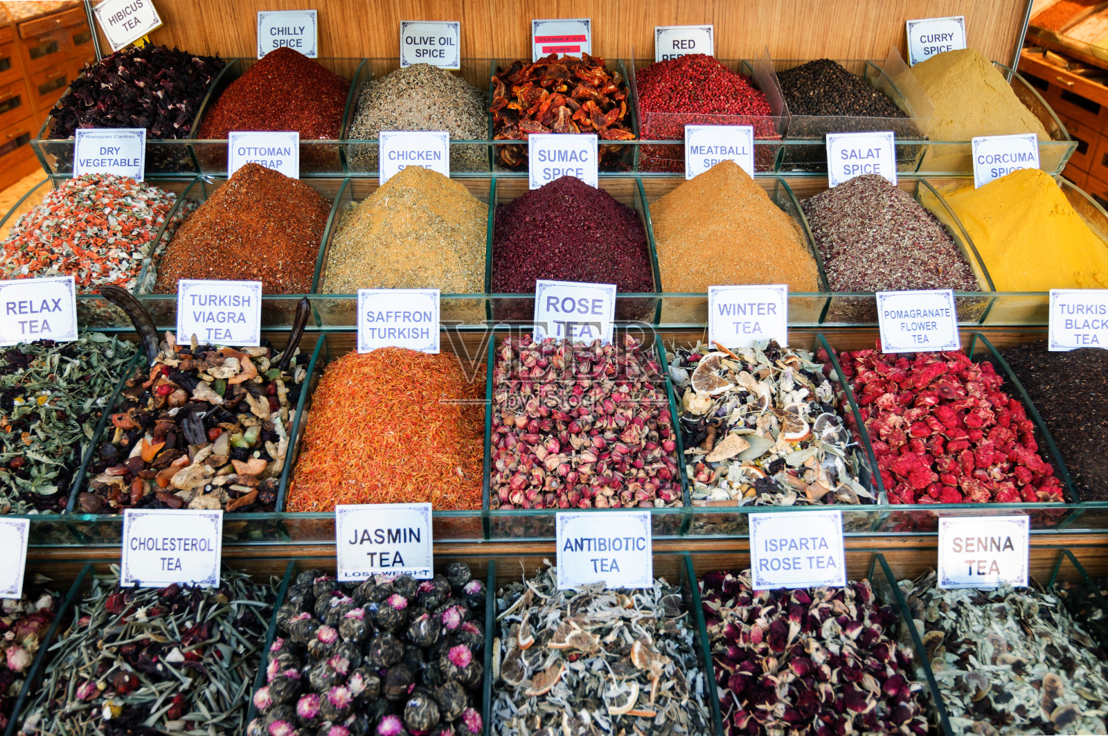 伊斯坦布尔街头市场上的香料和调味品。照片摄影图片