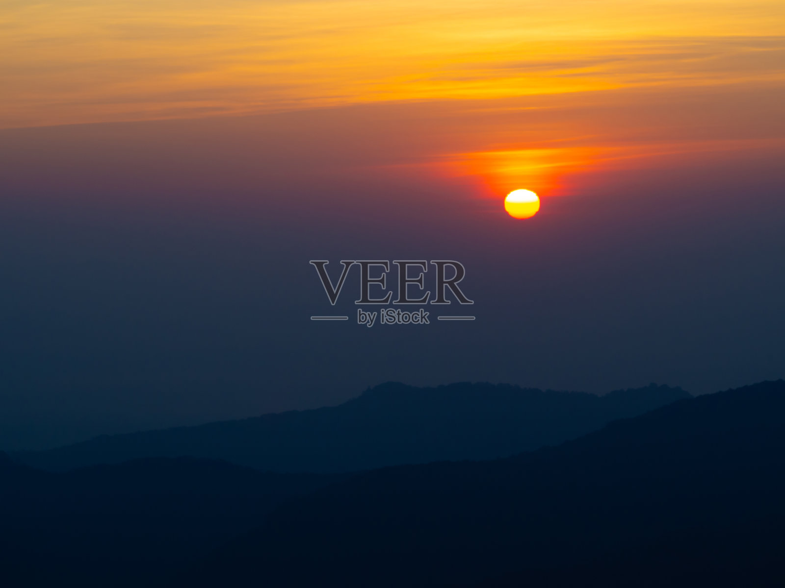 戏剧性的日落在多云的天空。照片摄影图片