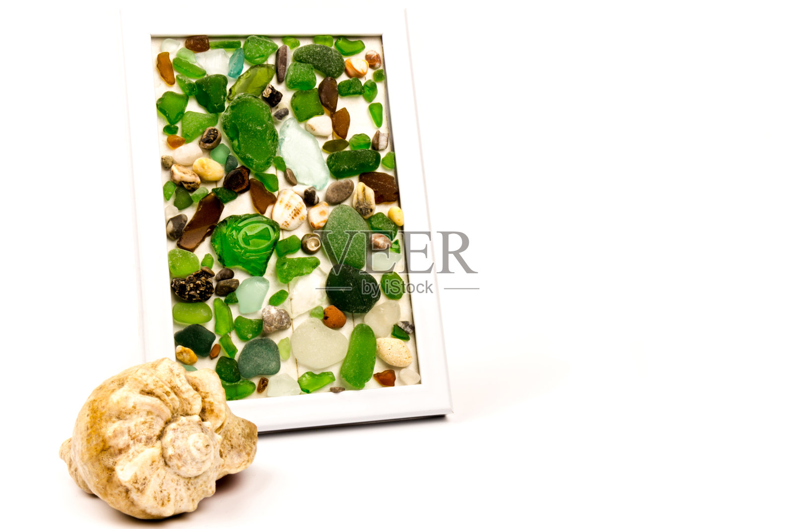 被海水打磨过的玻璃碎片在白色背景上被孤立照片摄影图片