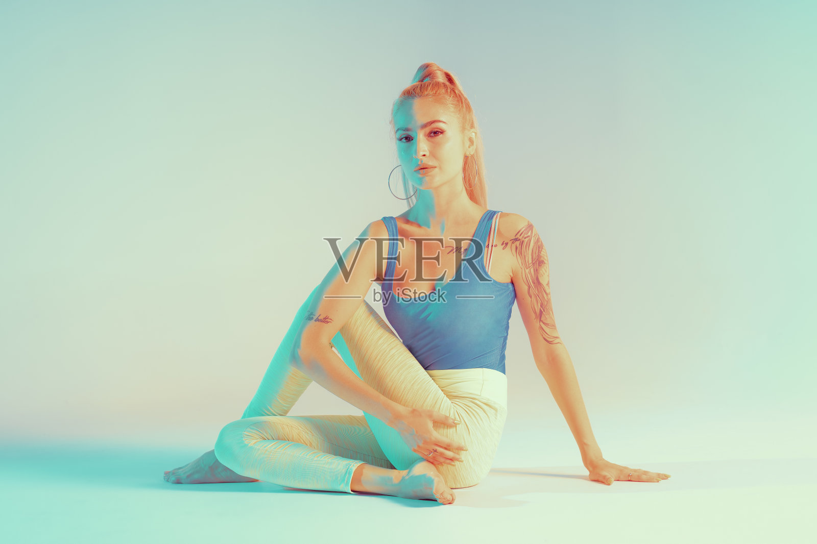 运动的年轻女子在做瑜伽练习照片摄影图片