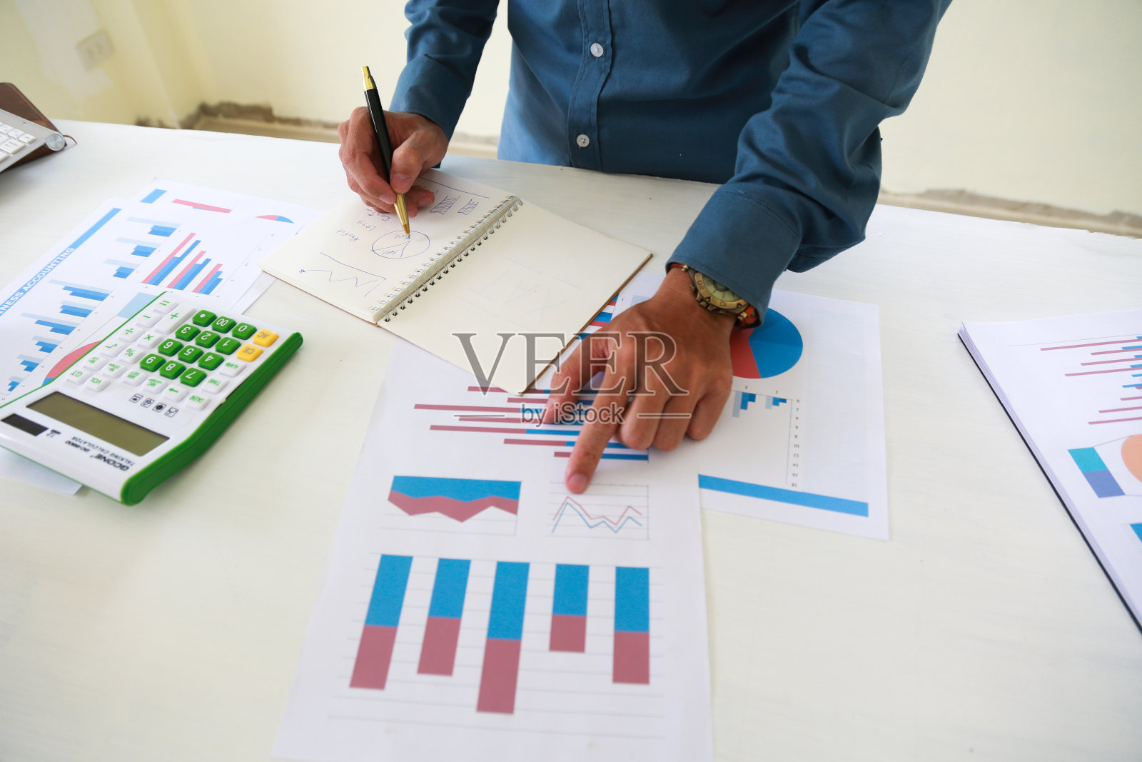 分析中小企业投资成本曲线的商人照片摄影图片